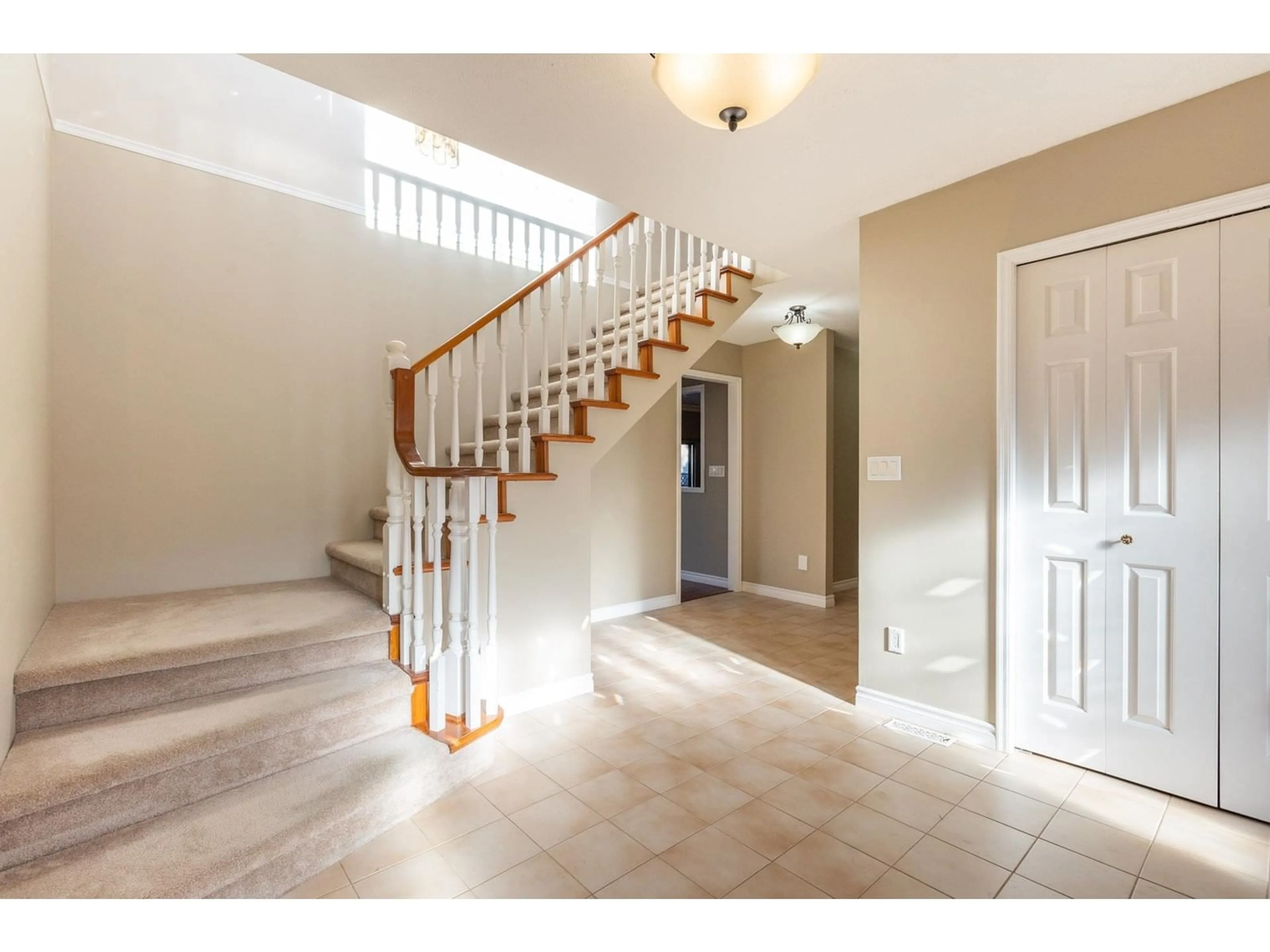 Indoor foyer for 15839 98A AVENUE, Surrey British Columbia V4N2A3