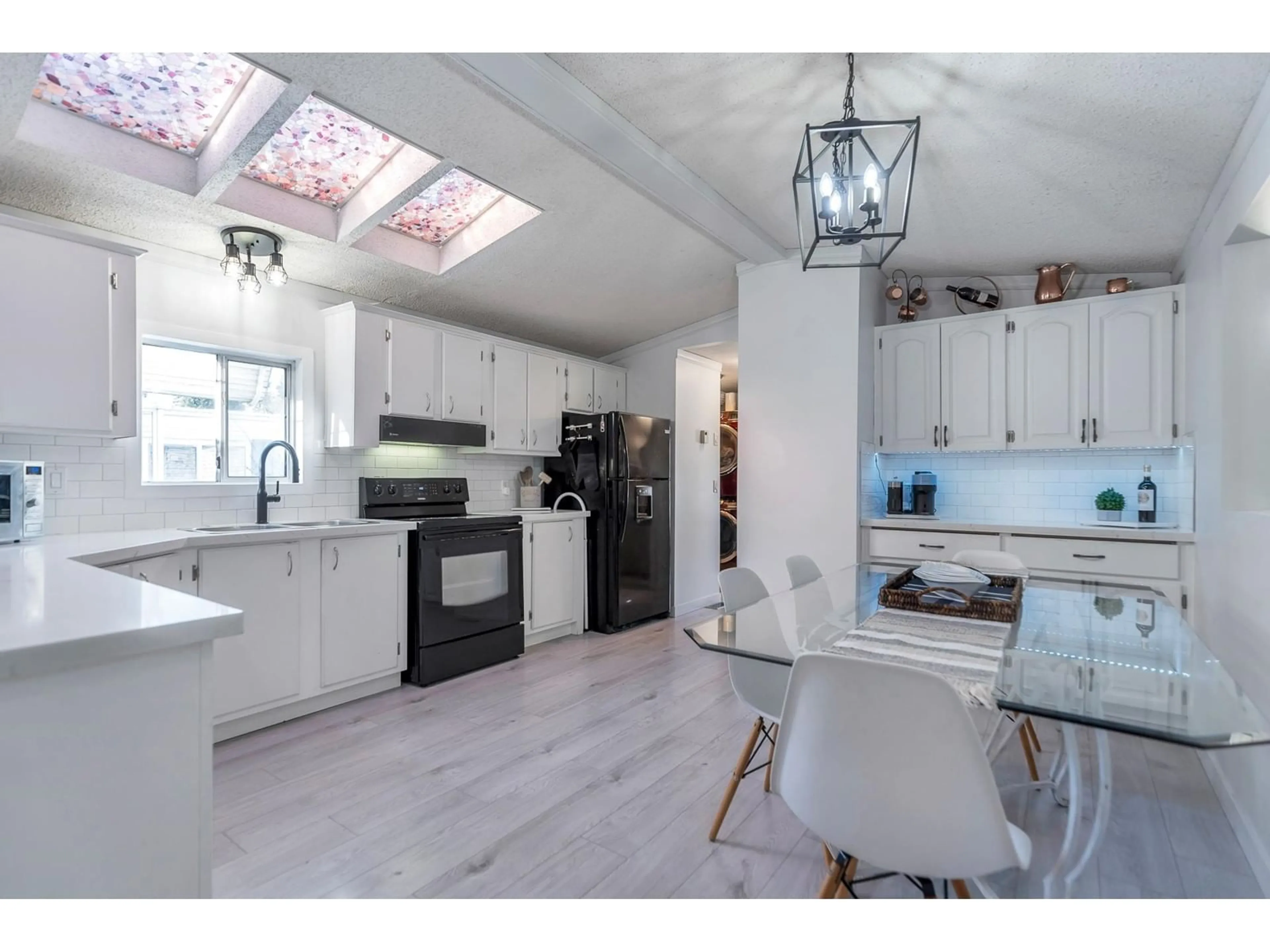 Open concept kitchen, ceramic/tile floor for 96 - 1840 160, Surrey British Columbia V4A4X4