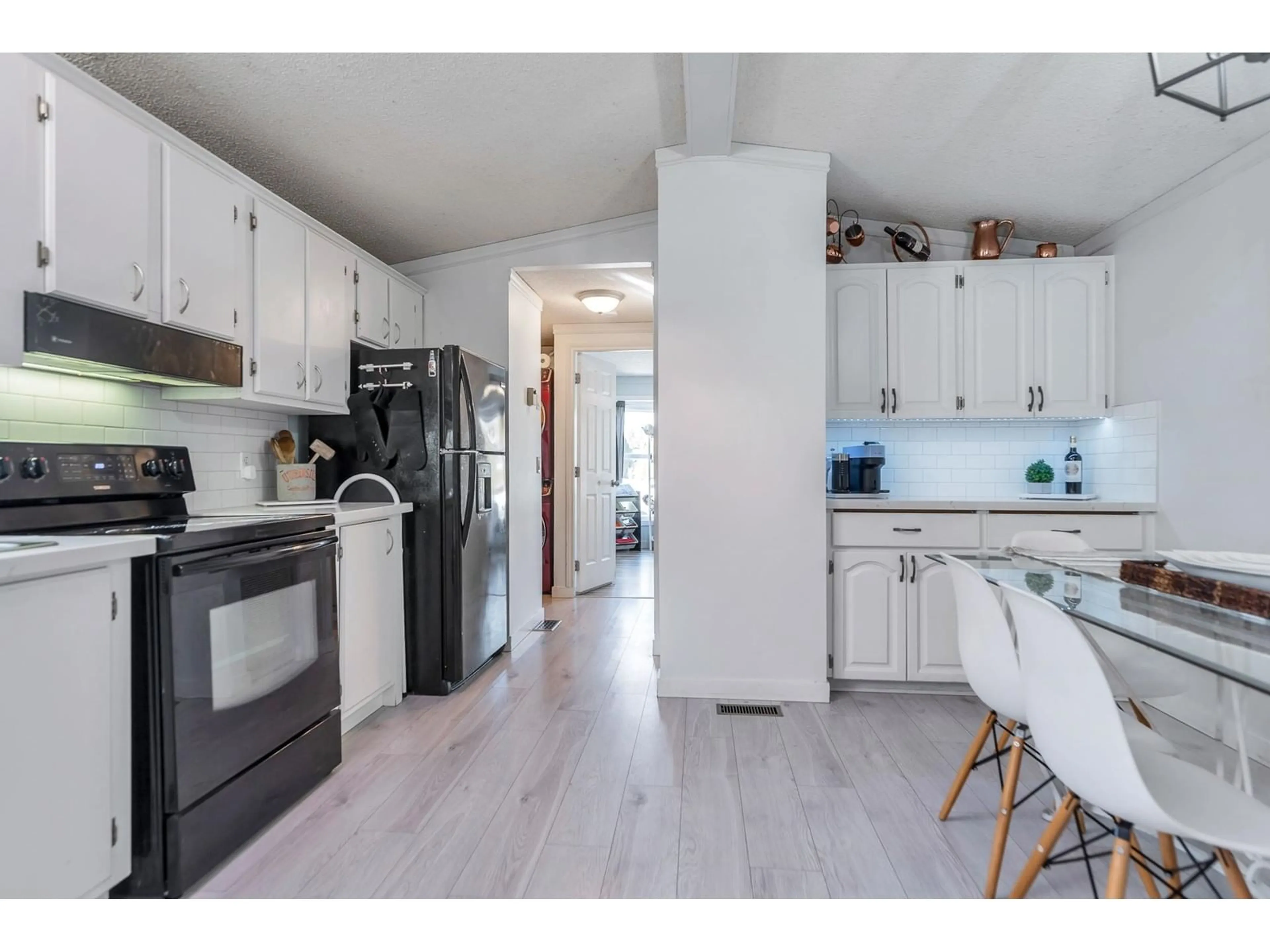 Open concept kitchen, unknown for 96 - 1840 160, Surrey British Columbia V4A4X4