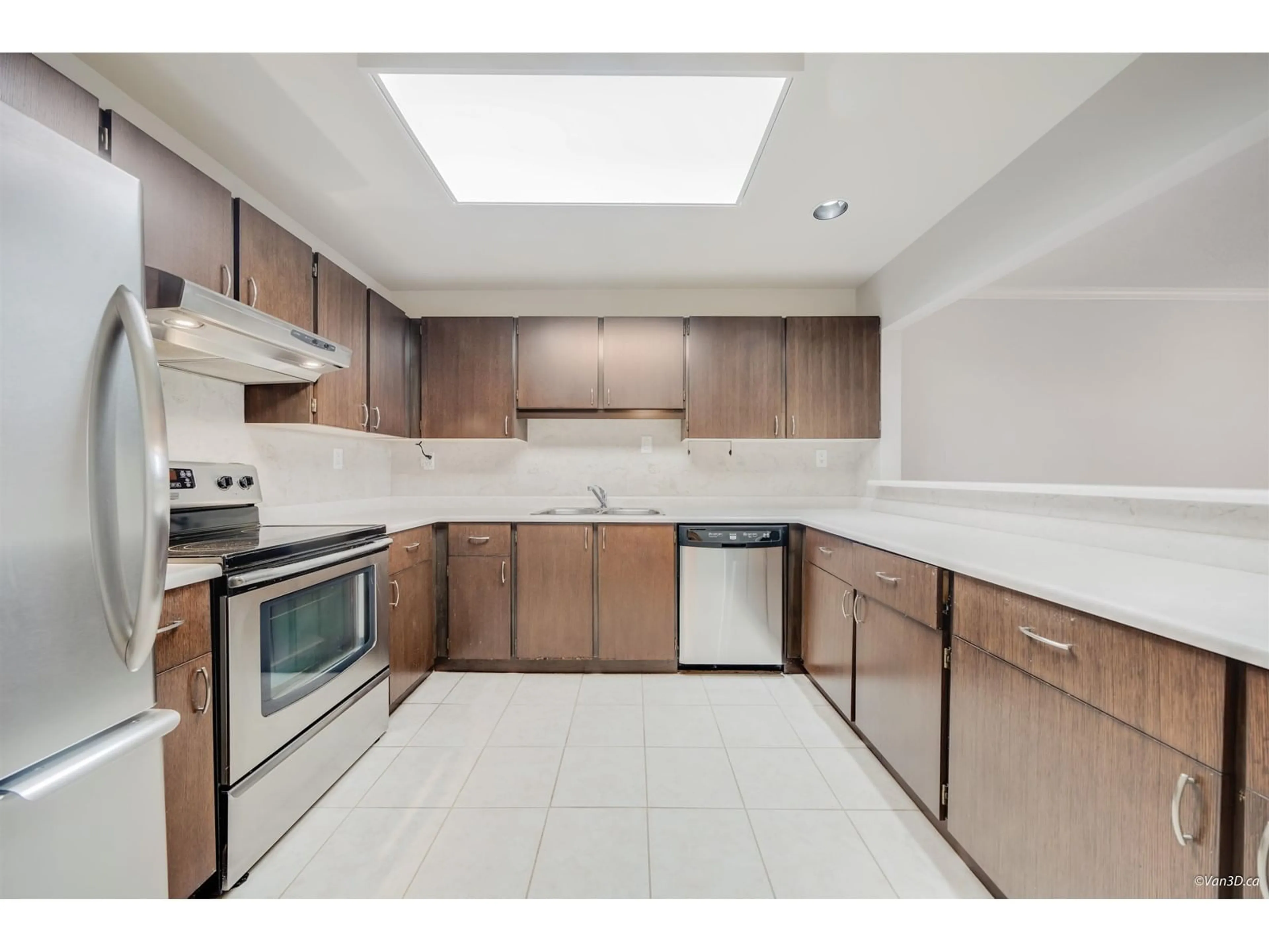 Standard kitchen, ceramic/tile floor for 102 15313 19 AVENUE, Surrey British Columbia V4A1X6