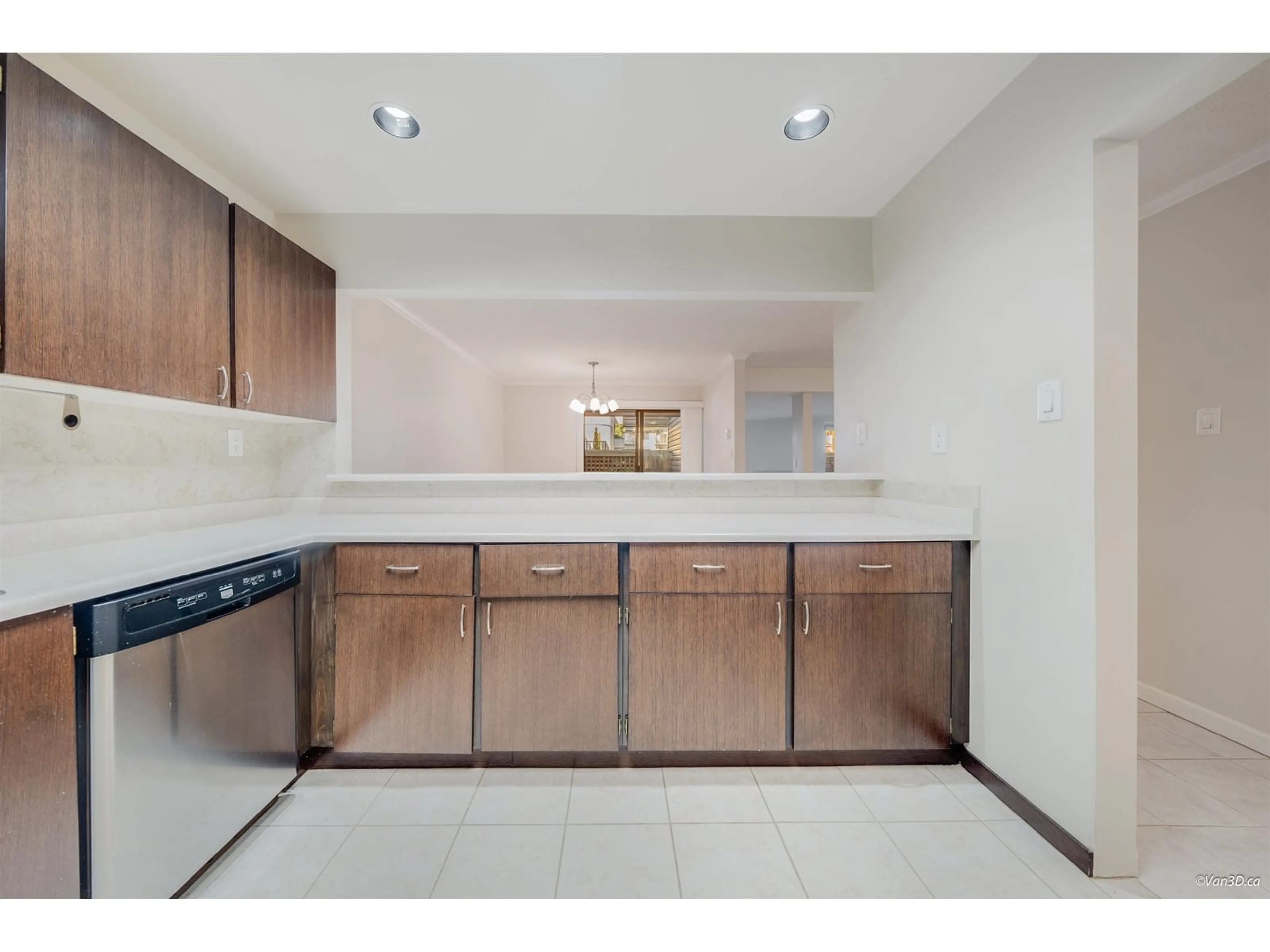 Standard kitchen, ceramic/tile floor for 102 15313 19 AVENUE, Surrey British Columbia V4A1X6