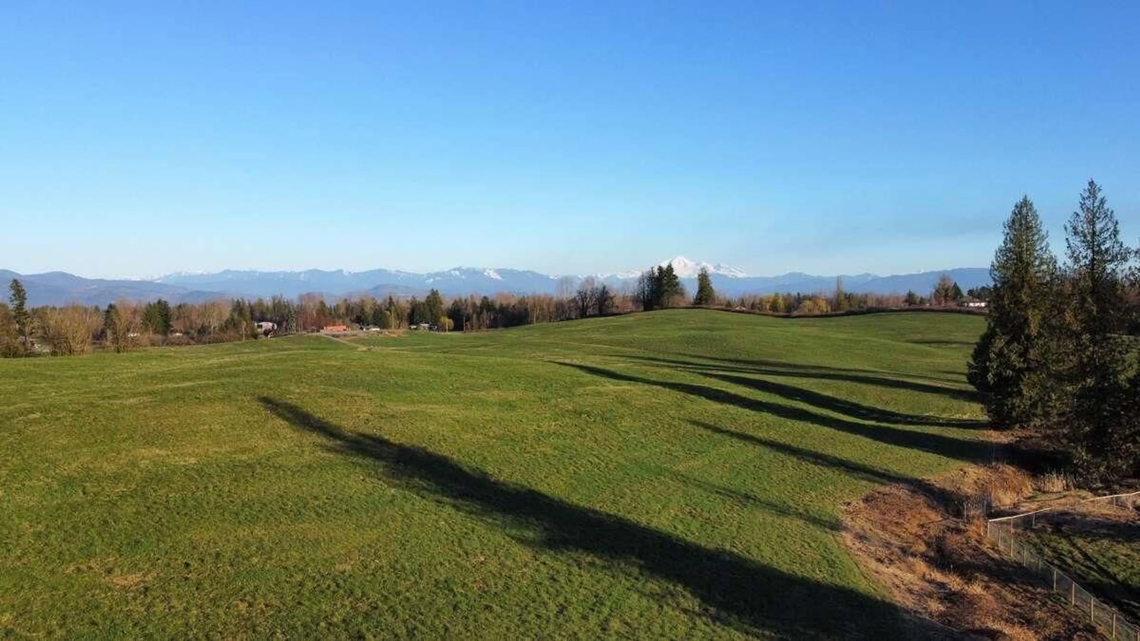 A pic from outside/outdoor area/front of a property/back of a property/a pic from drone, mountain view for 6077 ROSS ROAD, Abbotsford British Columbia V4X1Z1