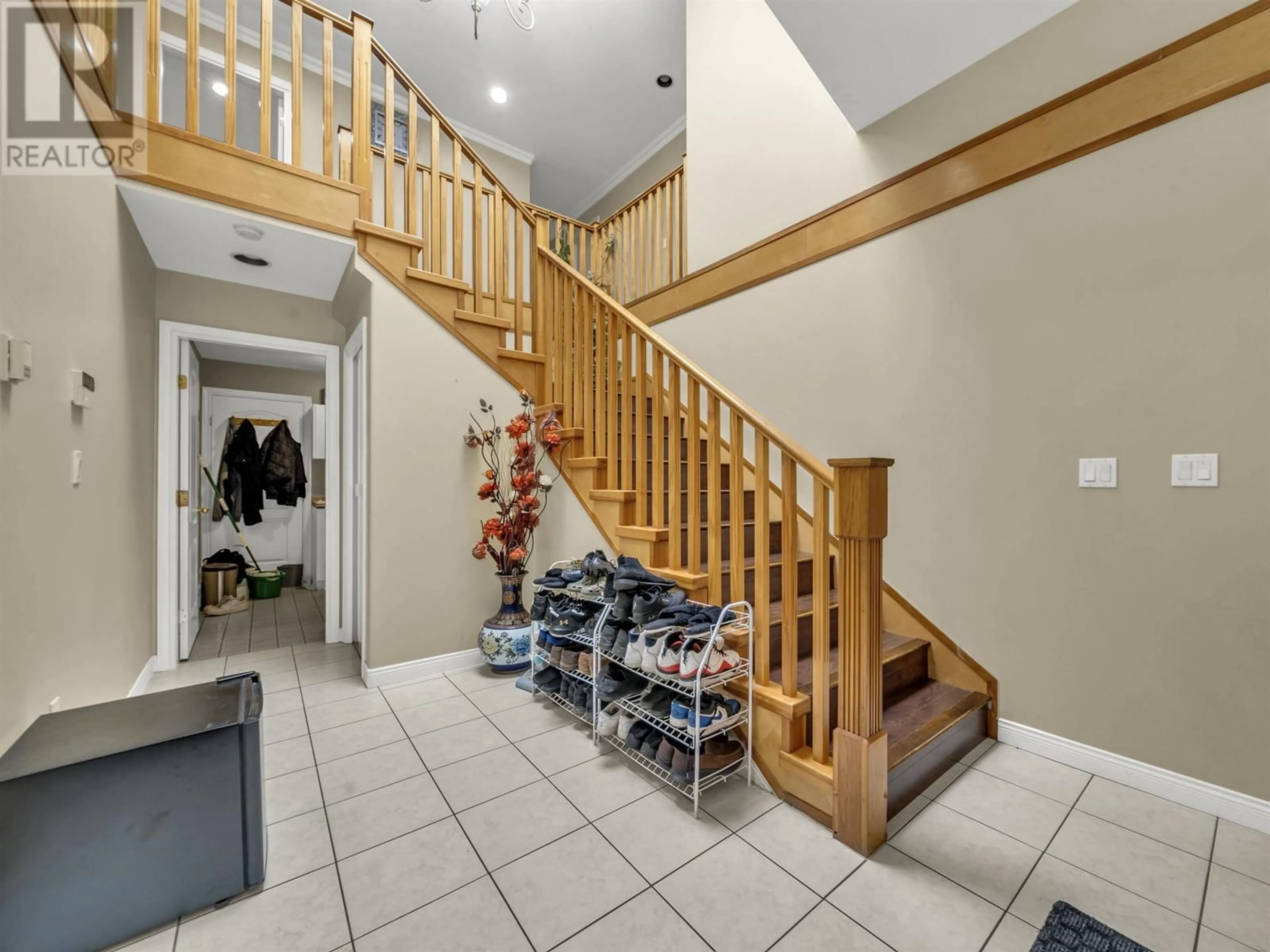 Indoor foyer for 1239 SALTER STREET, New Westminster British Columbia V3M6W9