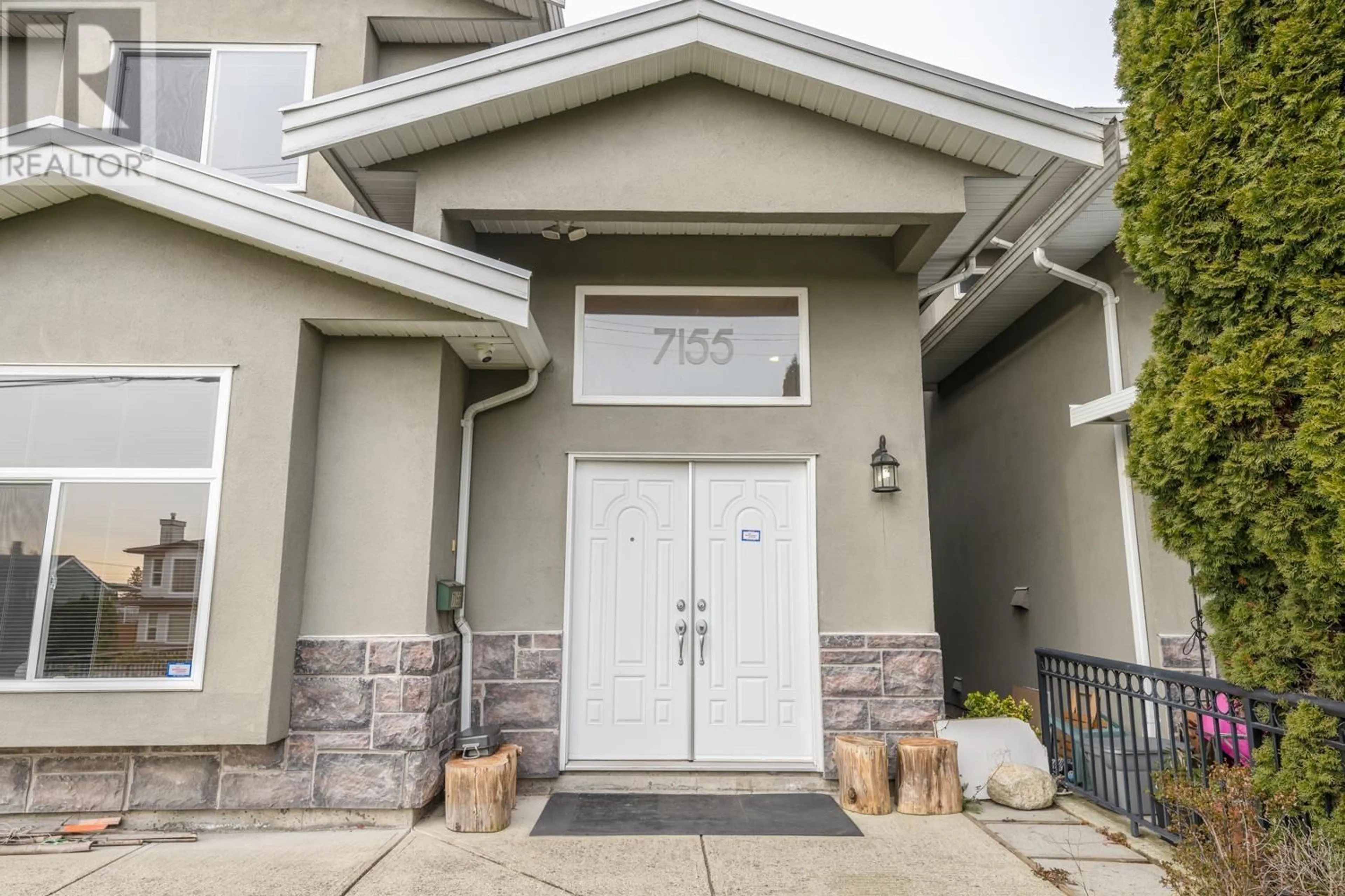 Indoor entryway for 7155 10TH AVENUE, Burnaby British Columbia V3N2R6