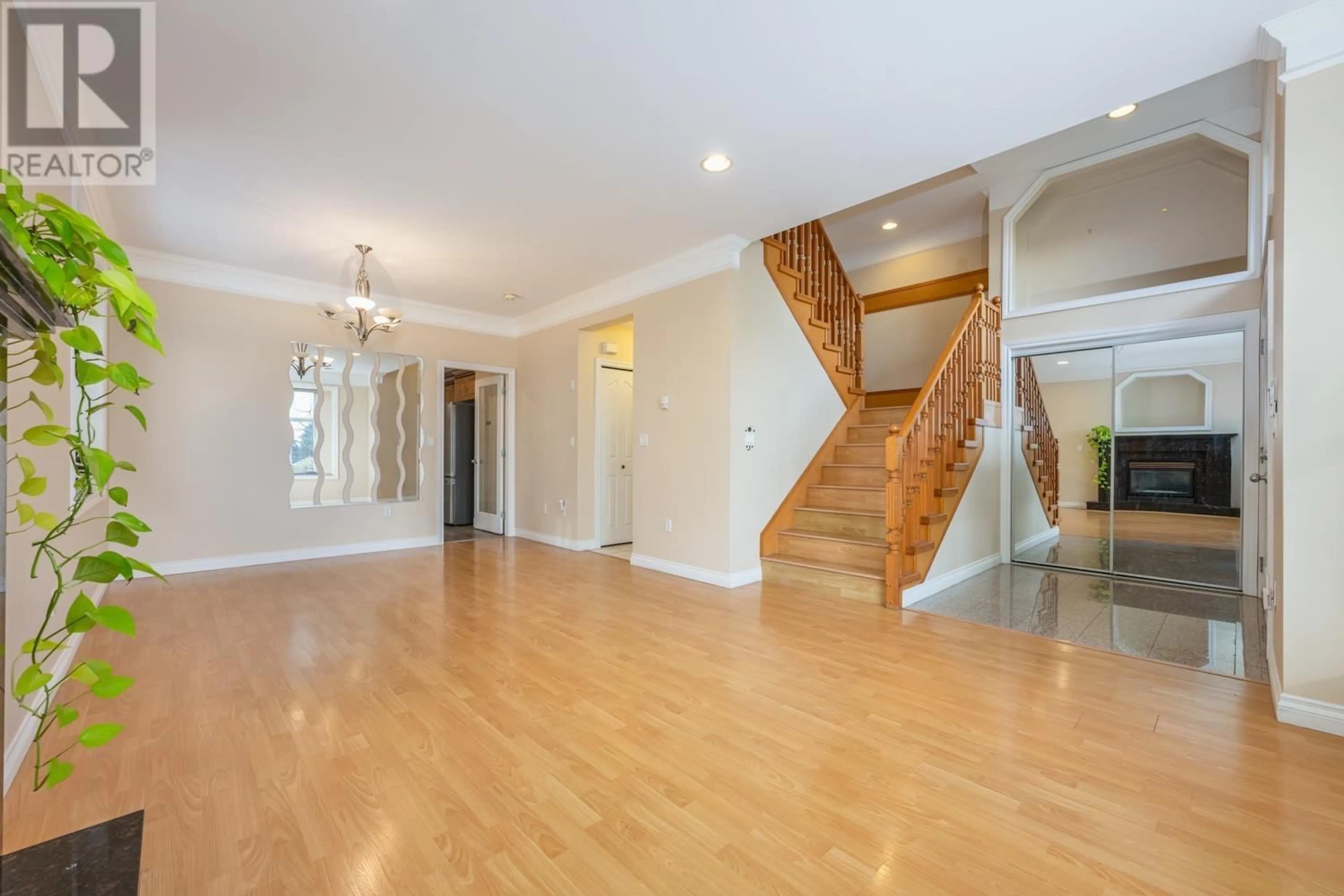 Indoor foyer for 7155 10TH AVENUE, Burnaby British Columbia V3N2R6