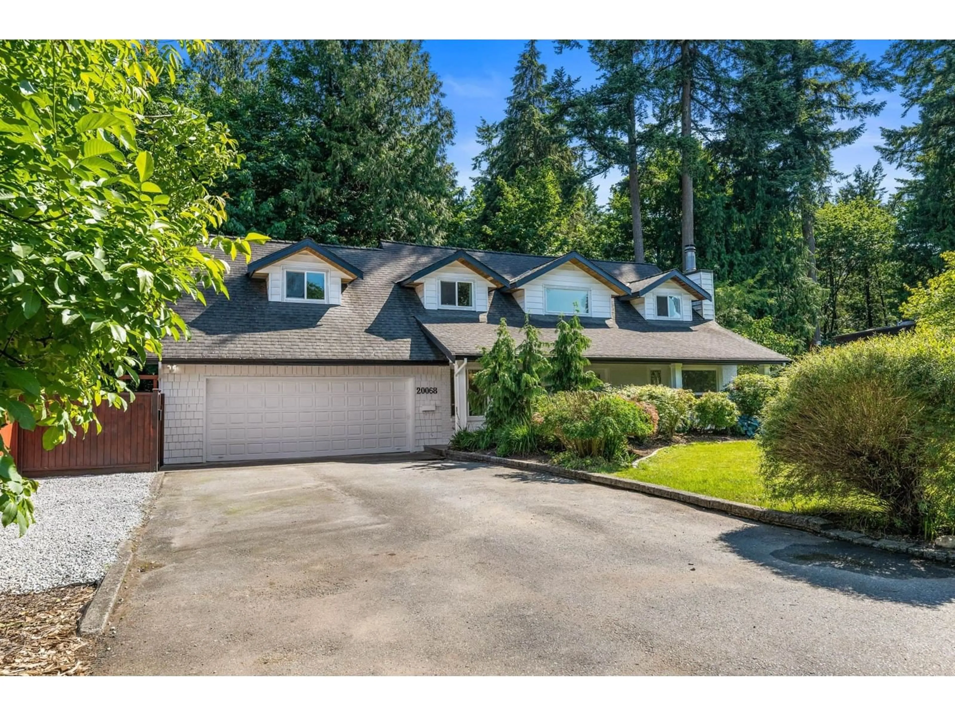 A pic from outside/outdoor area/front of a property/back of a property/a pic from drone, street for 20068 41A AVENUE, Langley British Columbia V3A6B1