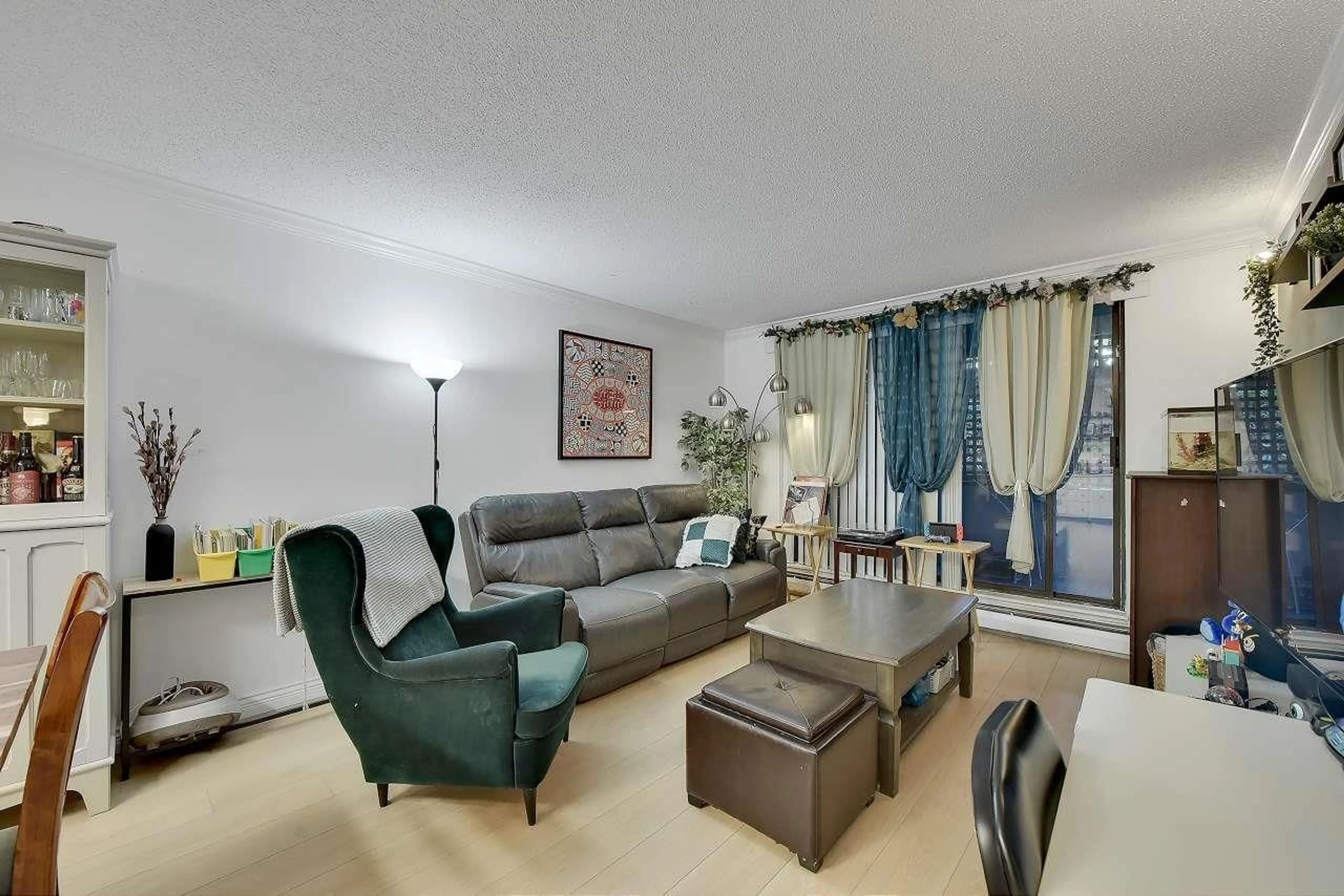 Living room with furniture, unknown for 6 10698 151A STREET, Surrey British Columbia V3R8T5