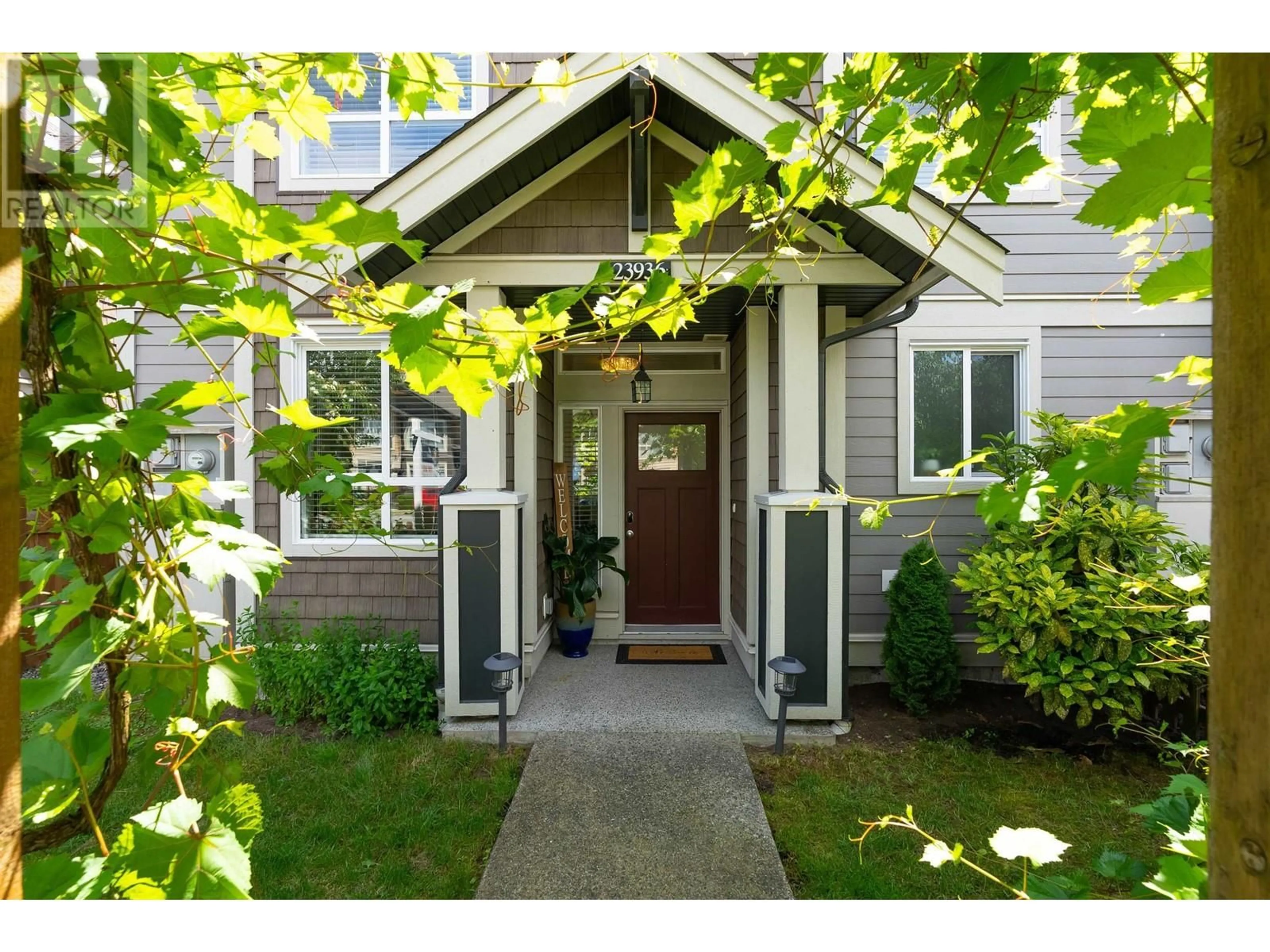 Indoor entryway for 23936 KANAKA WAY, Maple Ridge British Columbia V2W0H7