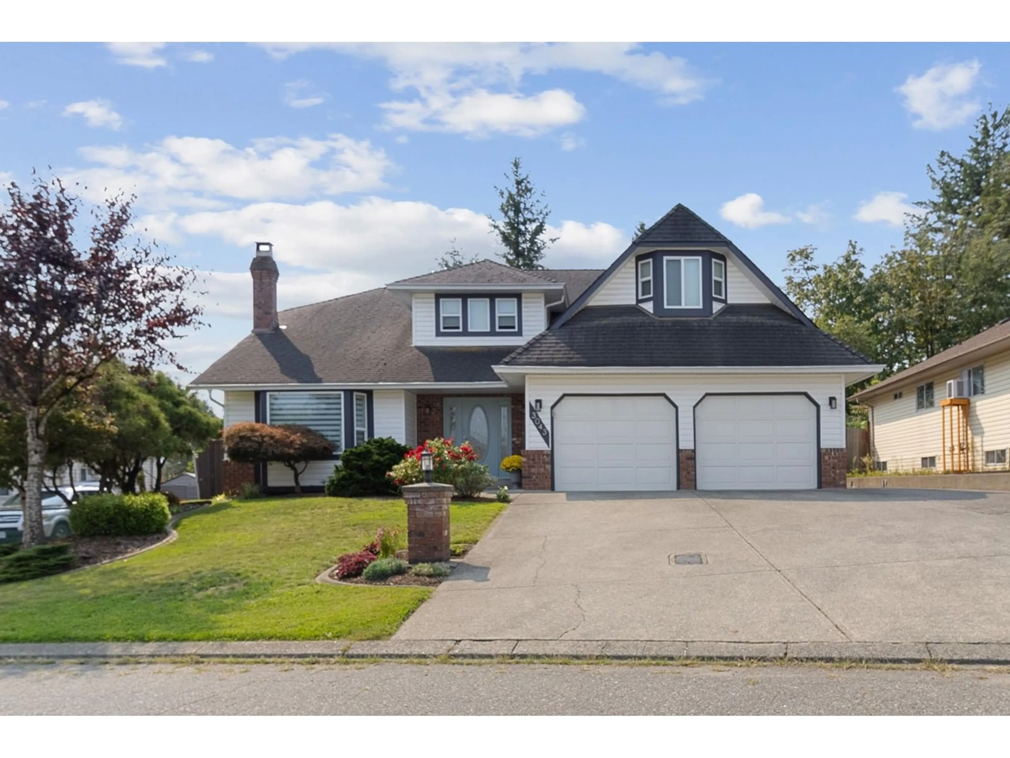 Home with vinyl exterior material, street for 3043 CASSIAR AVENUE, Abbotsford British Columbia V2S7G9