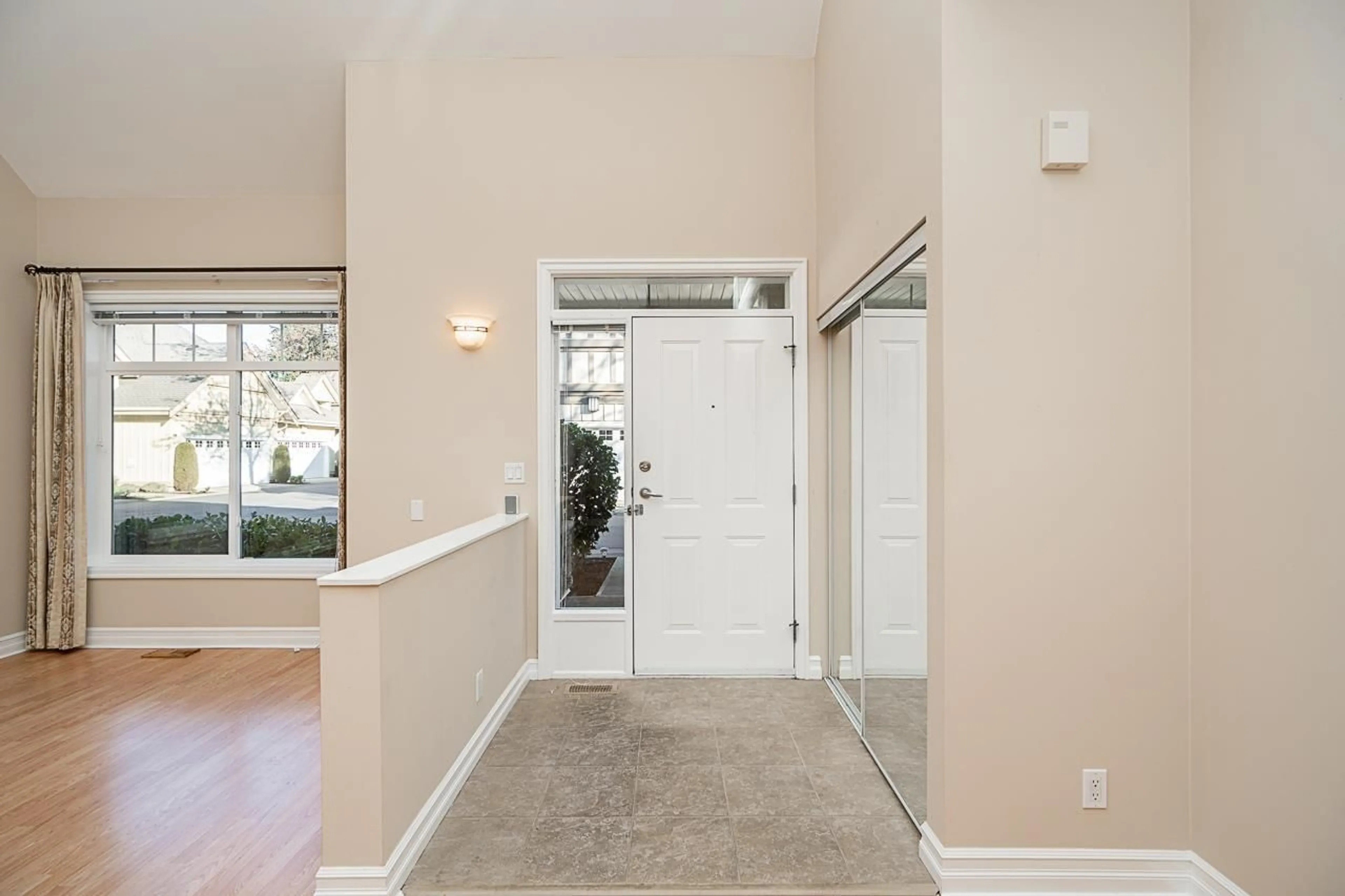 Indoor entryway for 44 14968 24 AVENUE, Surrey British Columbia V4A9Y6