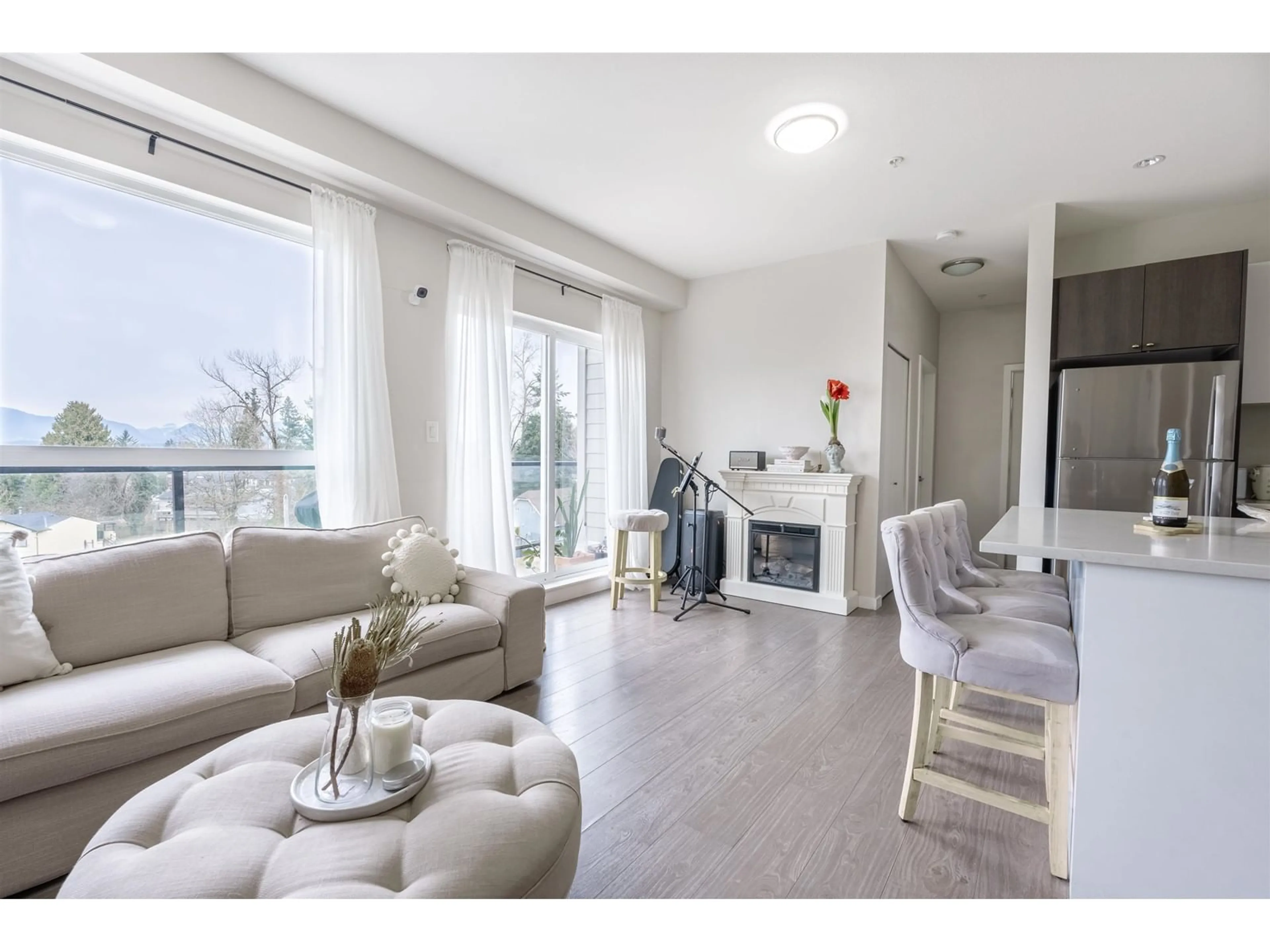 Living room with furniture, wood/laminate floor for 528 - 13768 108, Surrey British Columbia V3T0L9