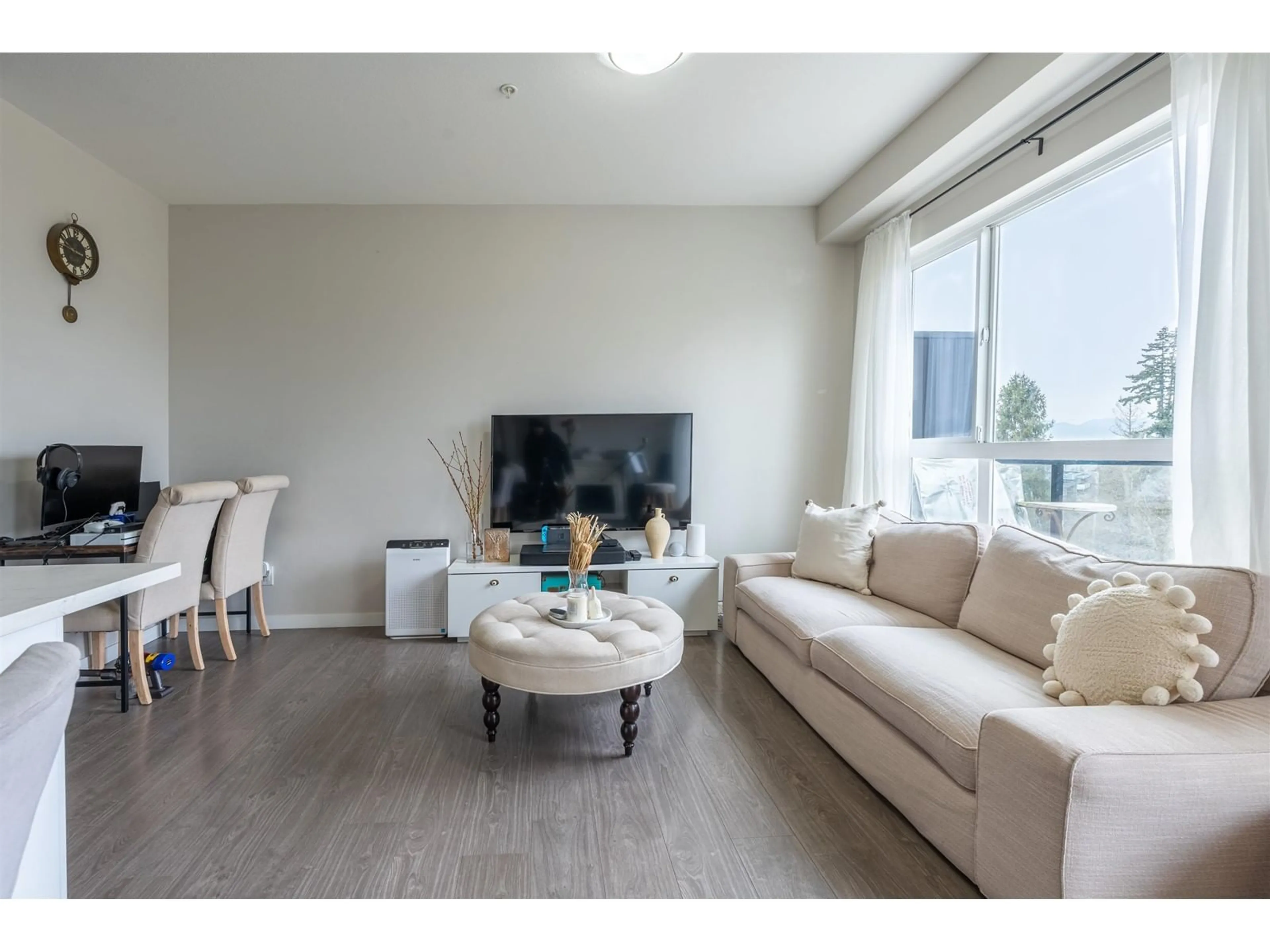 Living room with furniture, wood/laminate floor for 528 - 13768 108, Surrey British Columbia V3T0L9
