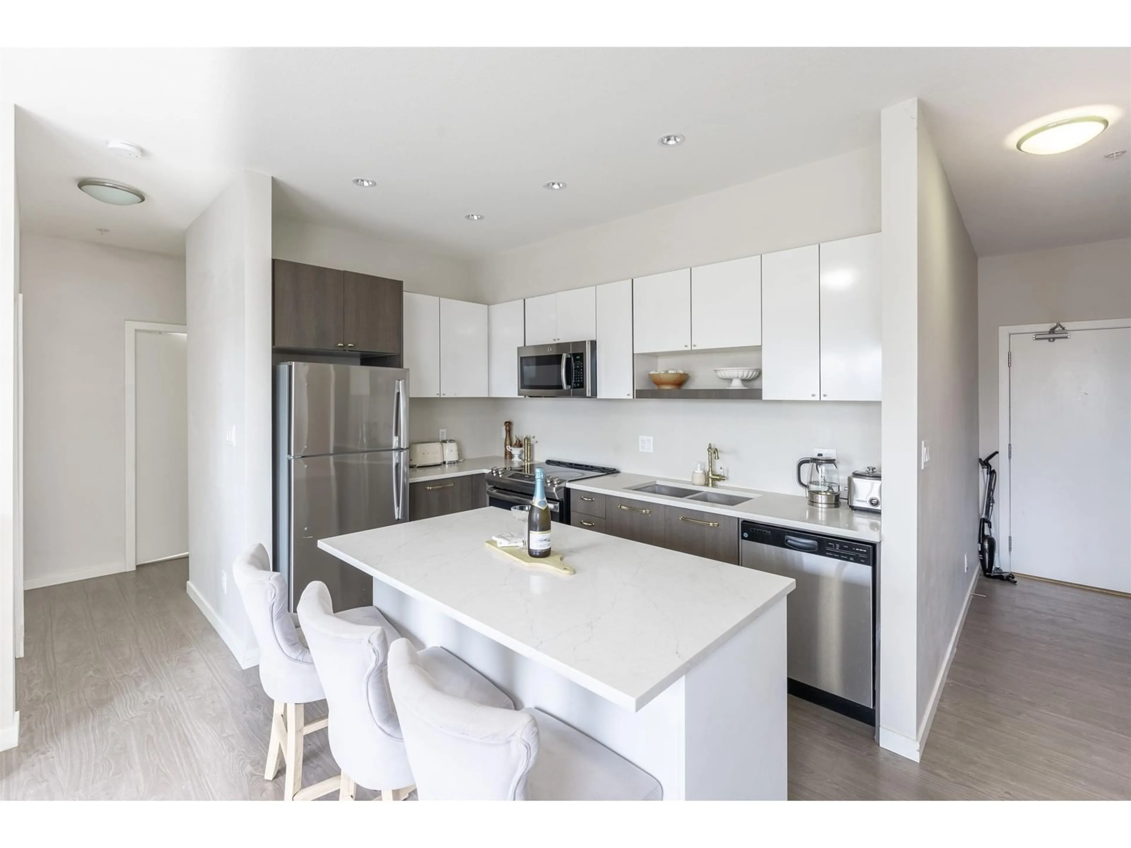 Open concept kitchen, ceramic/tile floor for 528 13768 108 AVENUE, Surrey British Columbia V3T0L9