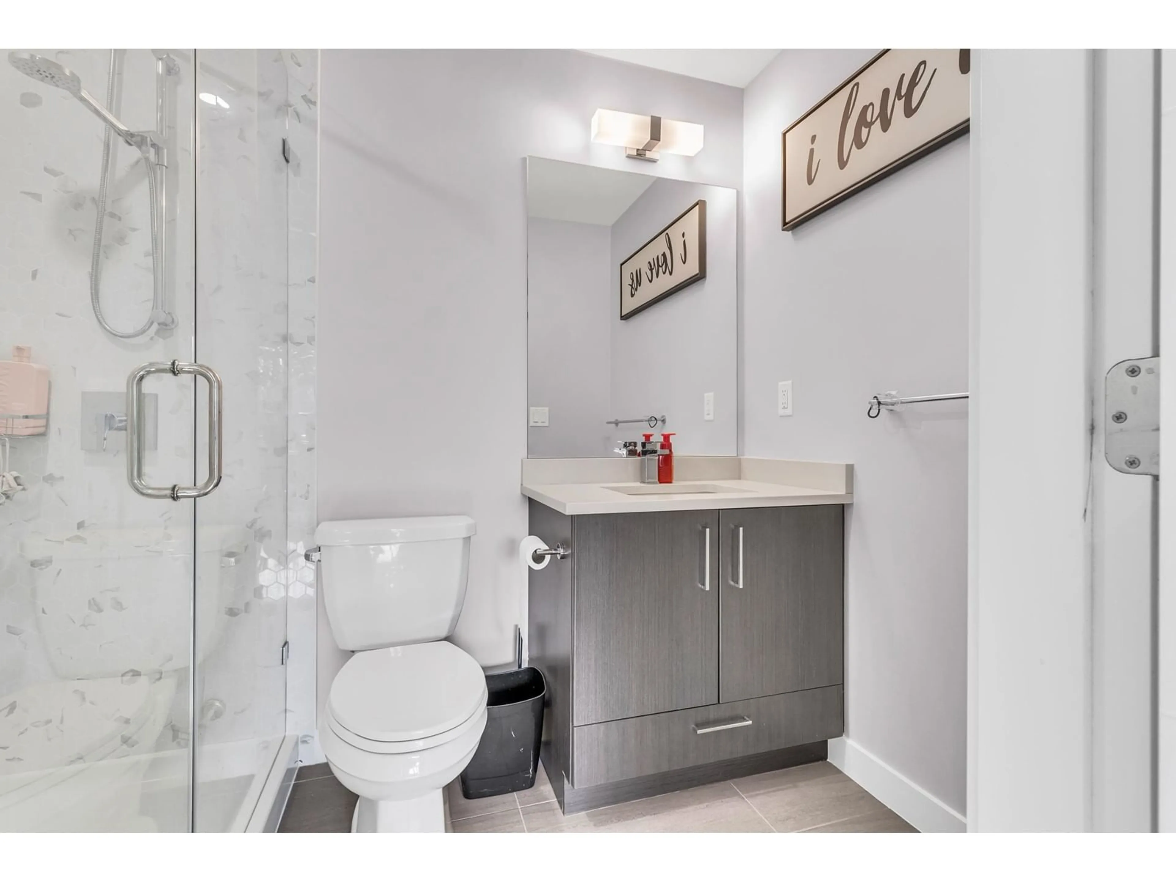 Standard bathroom, ceramic/tile floor for 223 32690 14TH AVENUE, Mission British Columbia V2V0K5