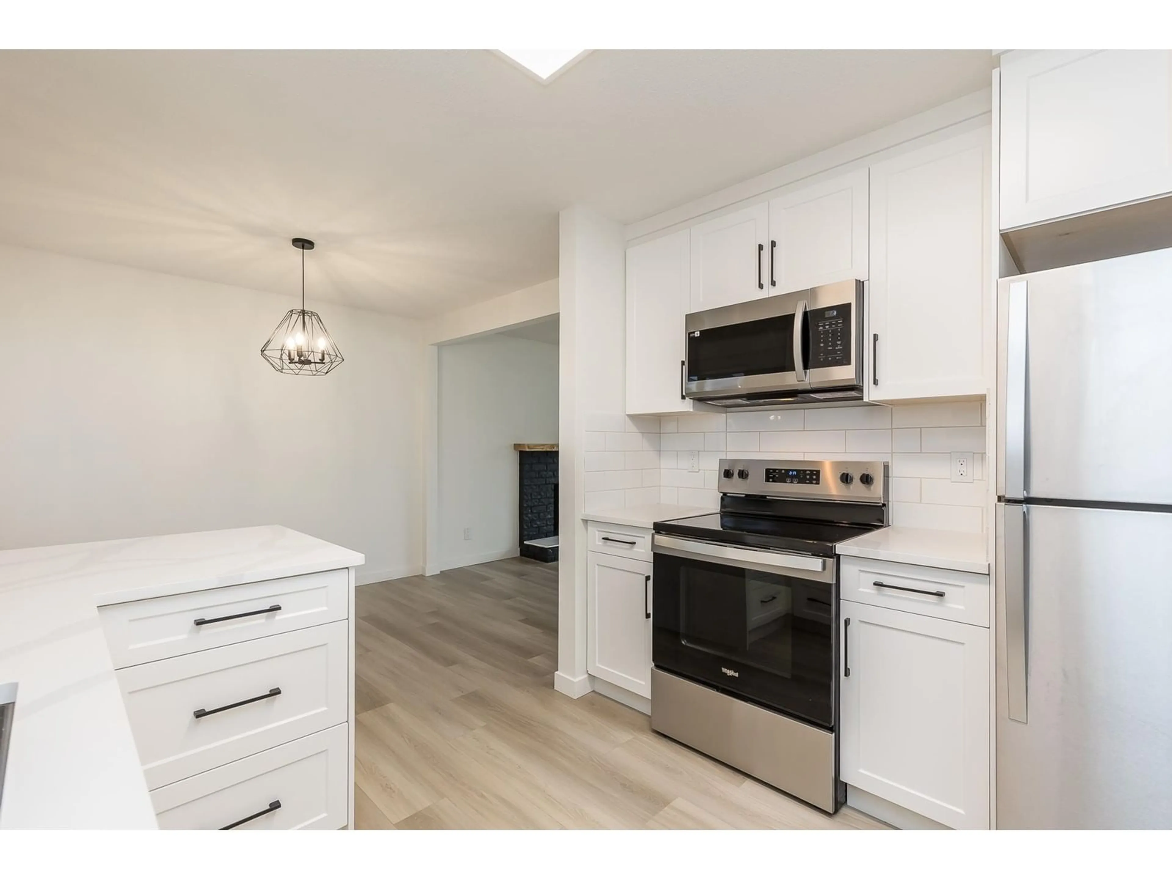 Open concept kitchen, wood/laminate floor for 34377 REDWOOD AVENUE, Abbotsford British Columbia V2S2T8