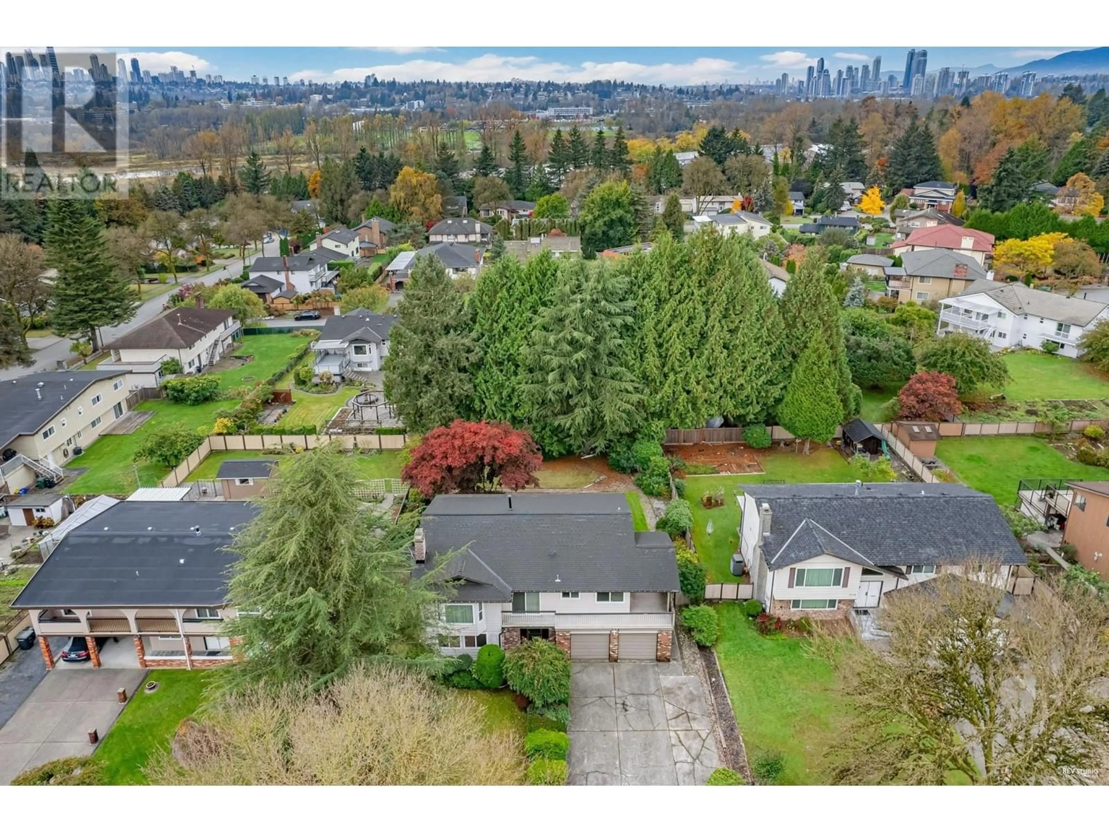 A pic from outside/outdoor area/front of a property/back of a property/a pic from drone, unknown for 3664 LYNNDALE CRESCENT, Burnaby British Columbia V5A3S8