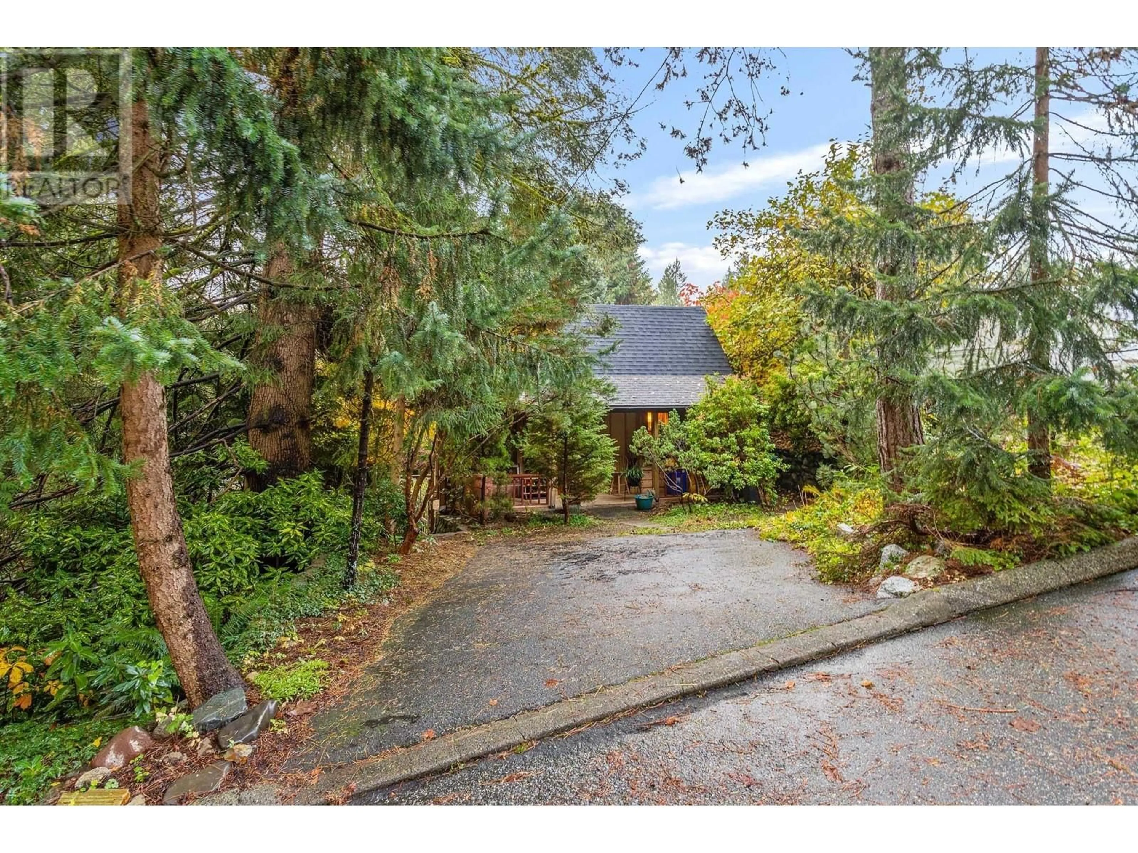 A pic from outside/outdoor area/front of a property/back of a property/a pic from drone, street for 713 E ST. JAMES ROAD, North Vancouver British Columbia V7K1G9