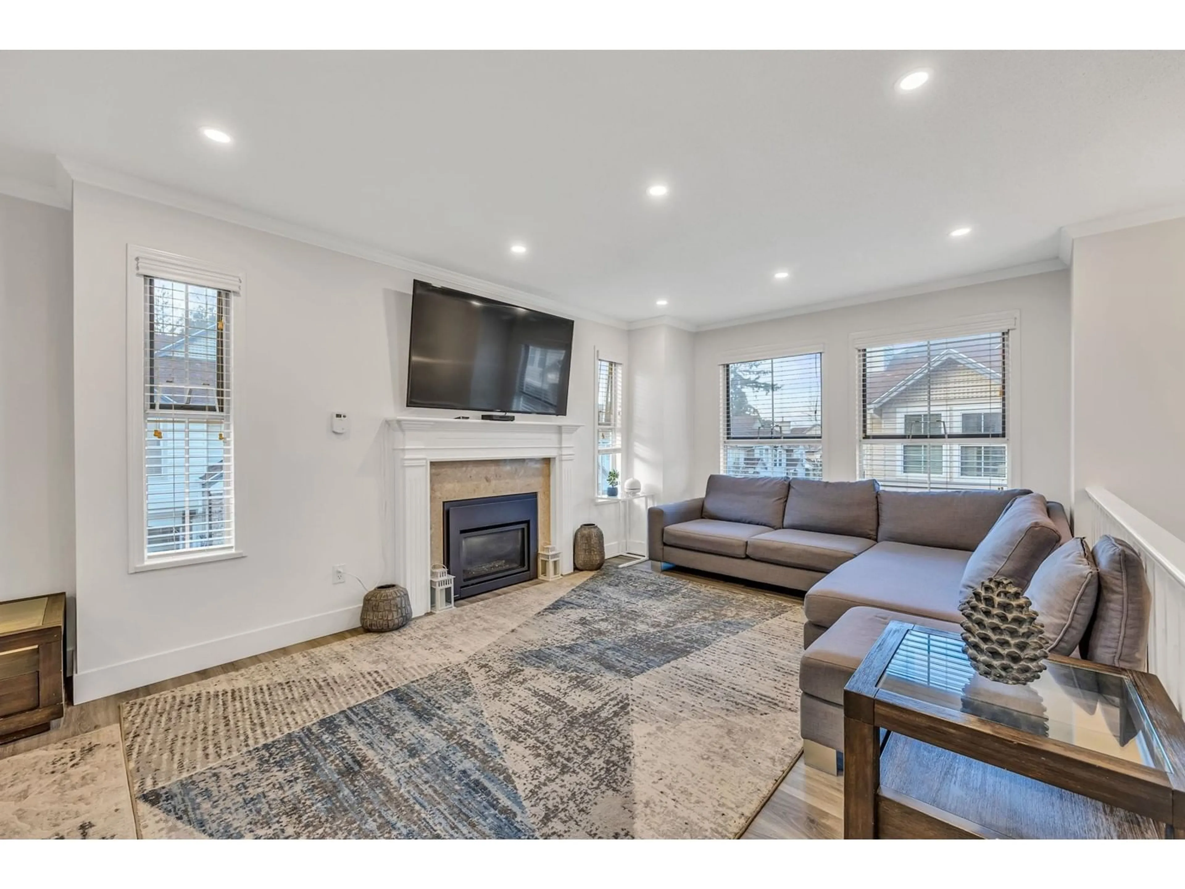 Living room with furniture, unknown for 13 8716 WALNUT GROVE DRIVE, Langley British Columbia V1M2K2