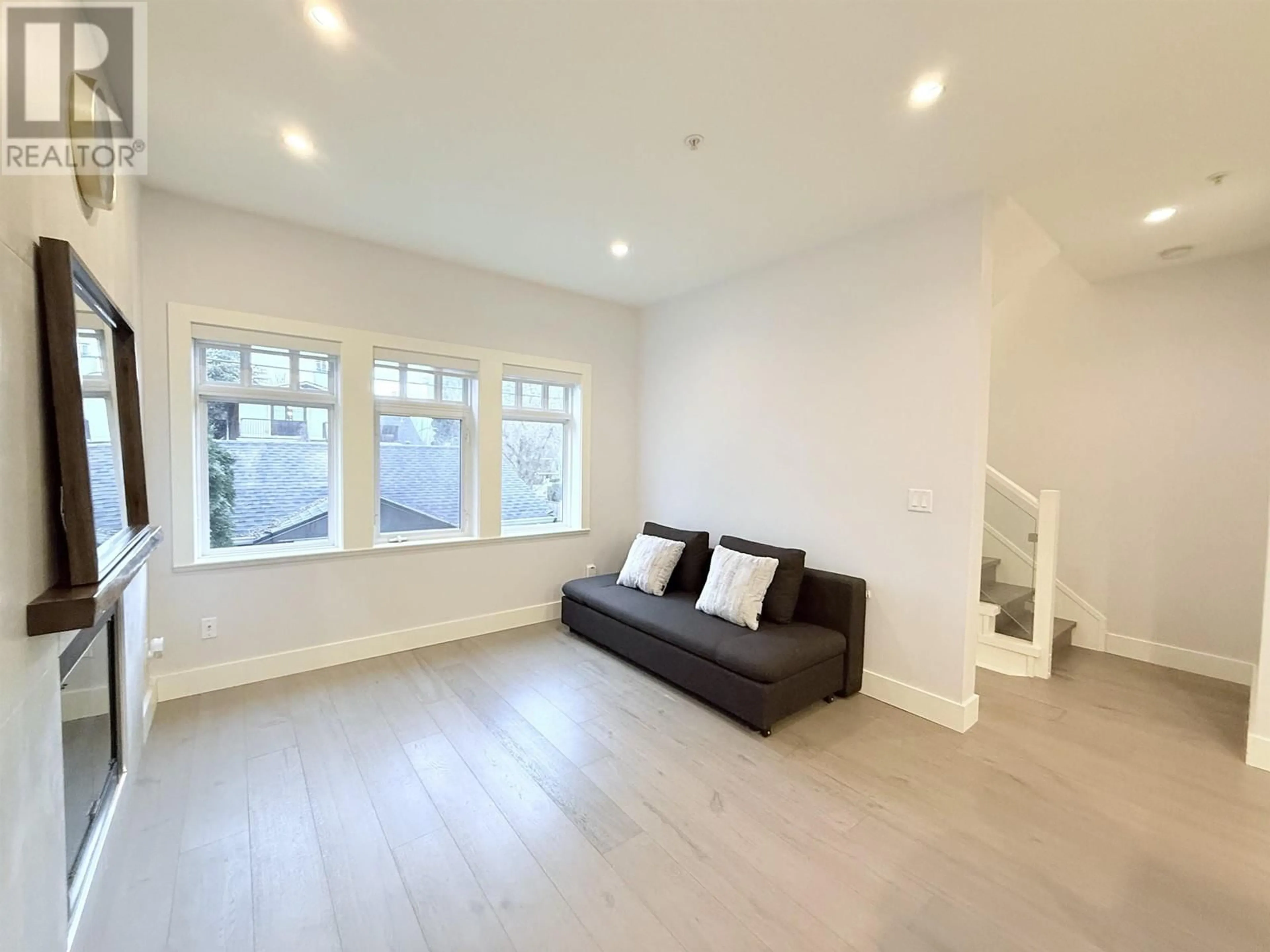 Living room with furniture, wood/laminate floor for 3083 BURRARD STREET, Vancouver British Columbia V6J4T8