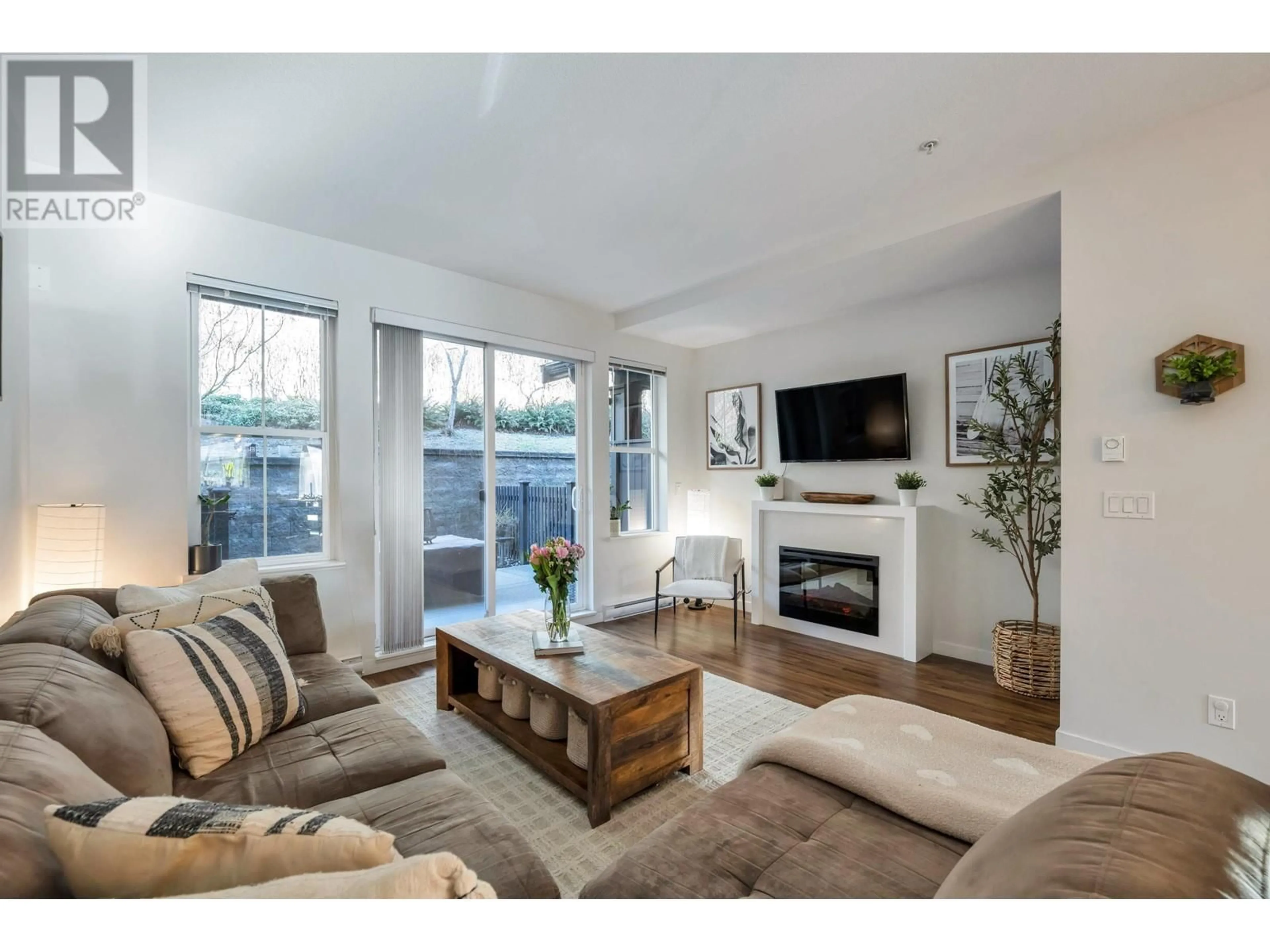 Living room with furniture, wood/laminate floor for 45 11176 GILKER HILL ROAD, Maple Ridge British Columbia V2W0G5