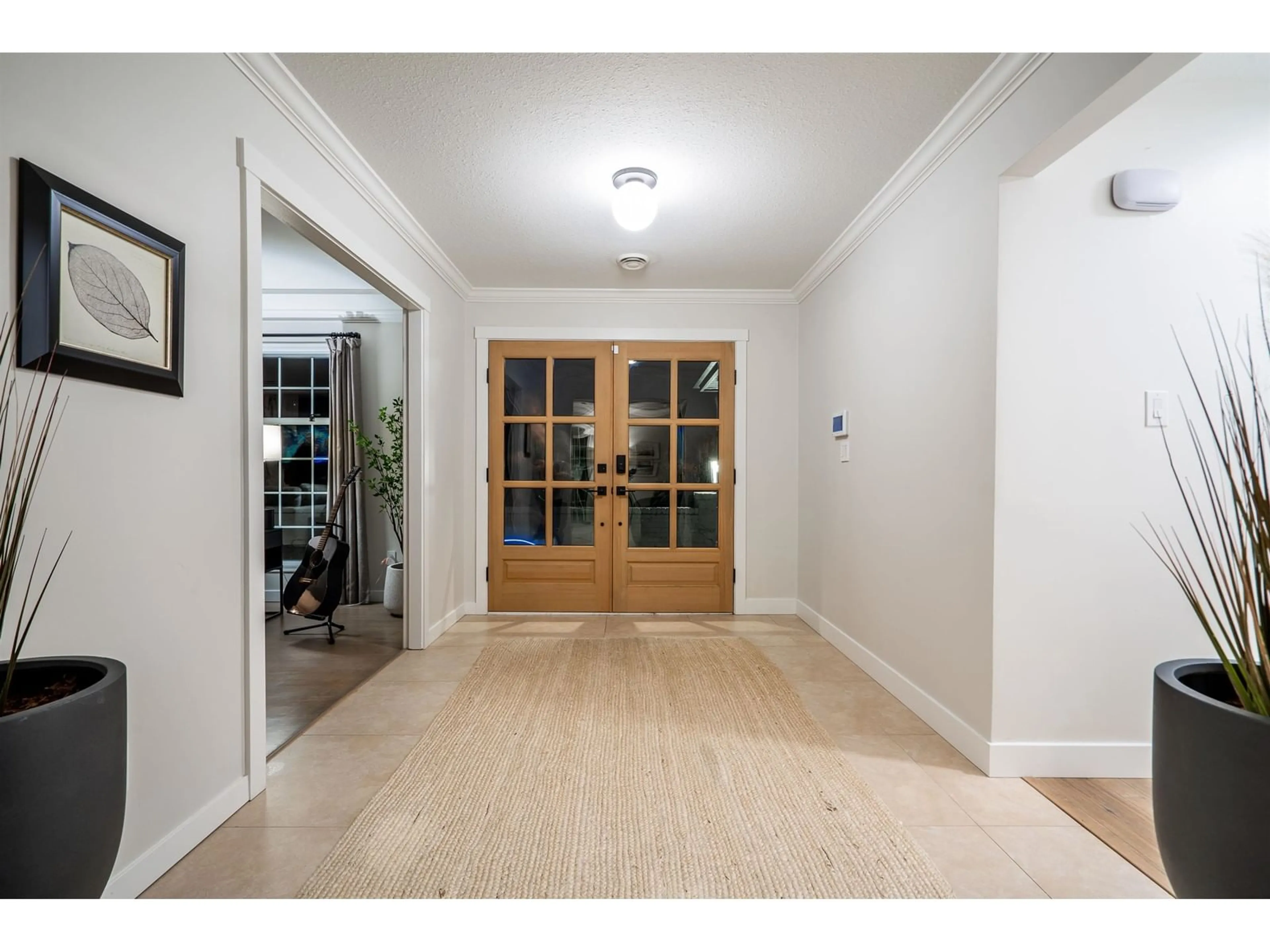 Indoor entryway for 17470 28B AVENUE, Surrey British Columbia V3Z0E7