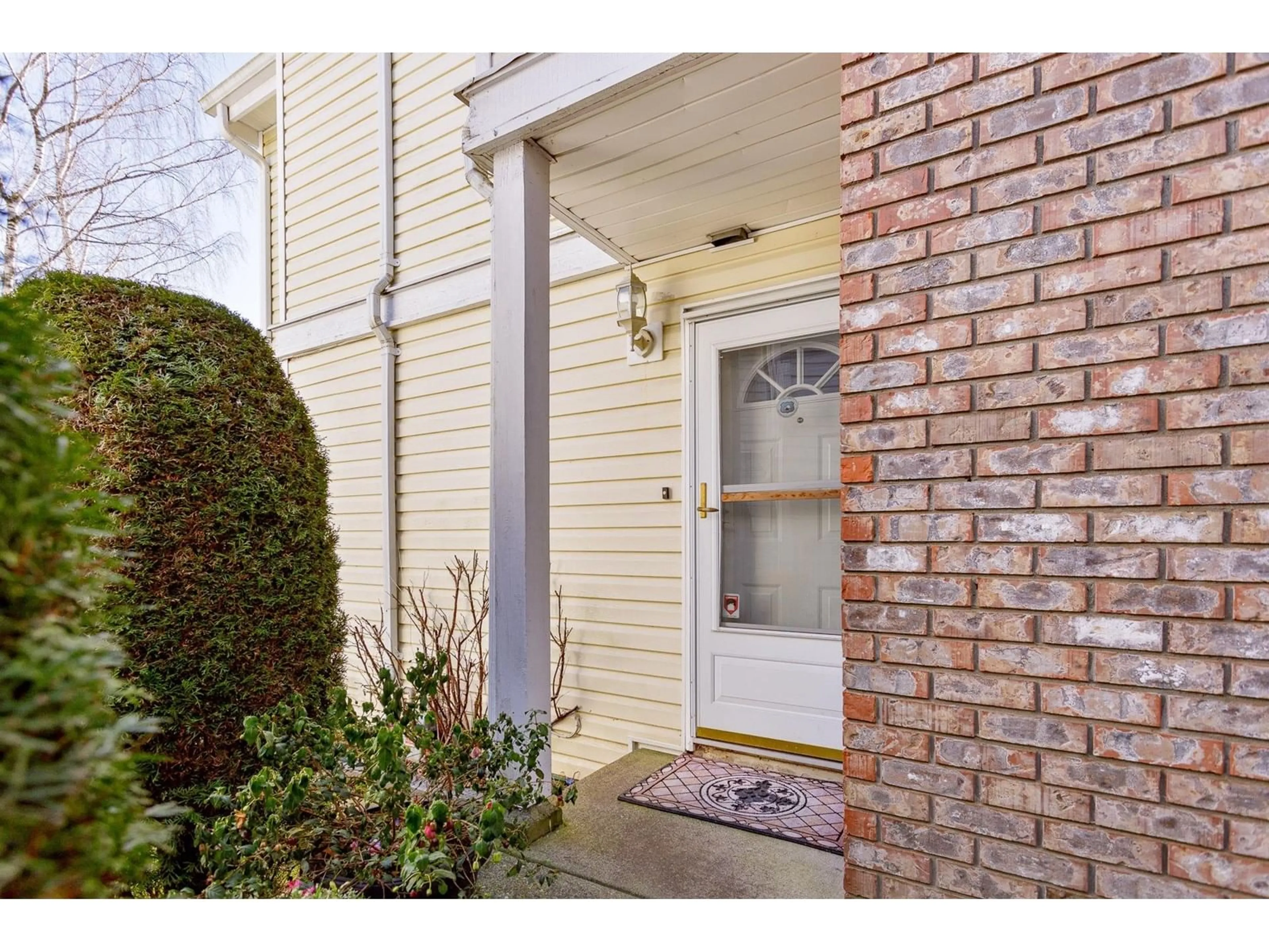 Indoor entryway for 120 12233 92 AVENUE, Surrey British Columbia V3V7S4