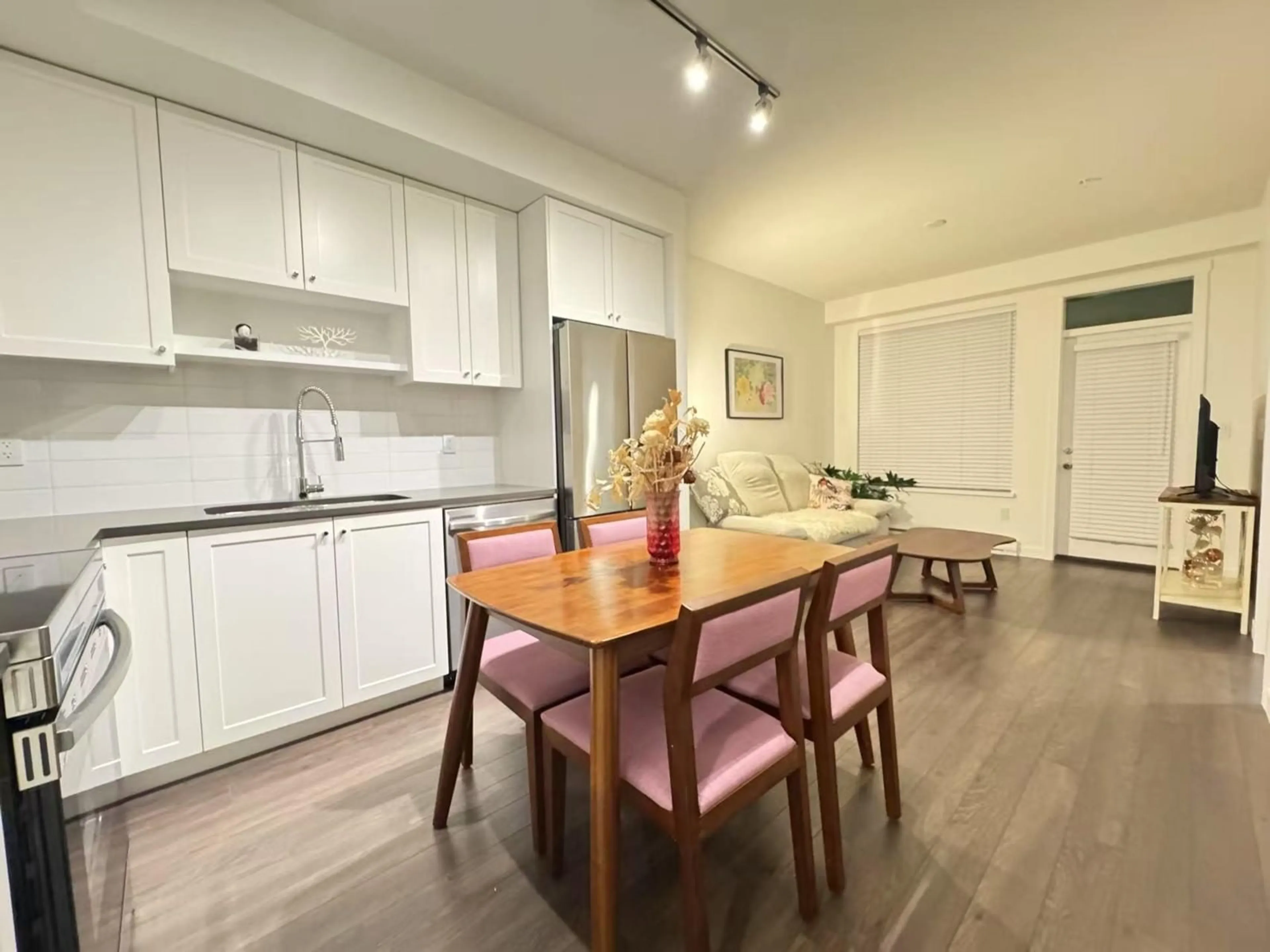 Open concept kitchen, wood/laminate floor for 321 - 15738 85, Surrey British Columbia V4N6Y1