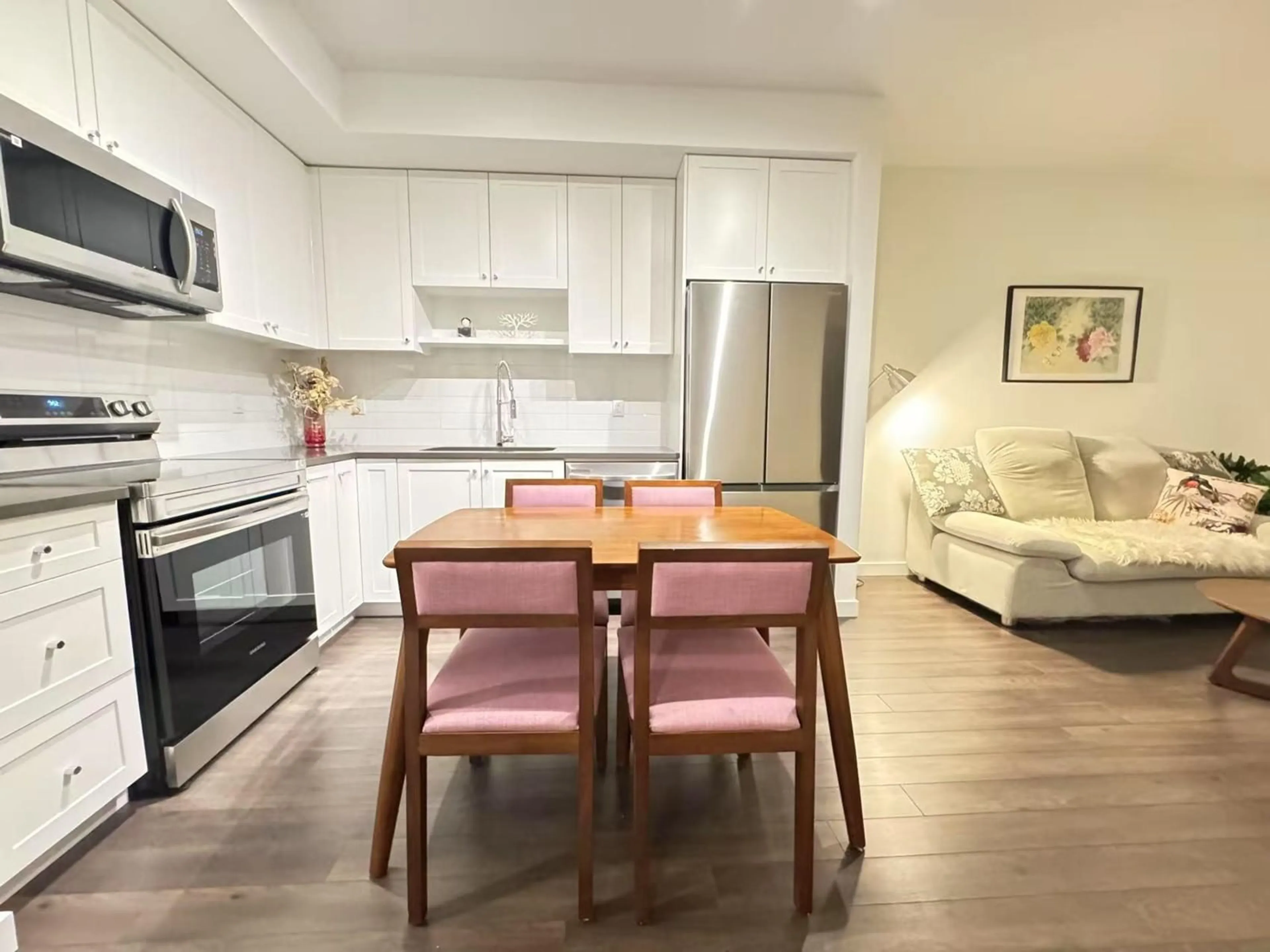 Open concept kitchen, wood/laminate floor for 321 - 15738 85, Surrey British Columbia V4N6Y1
