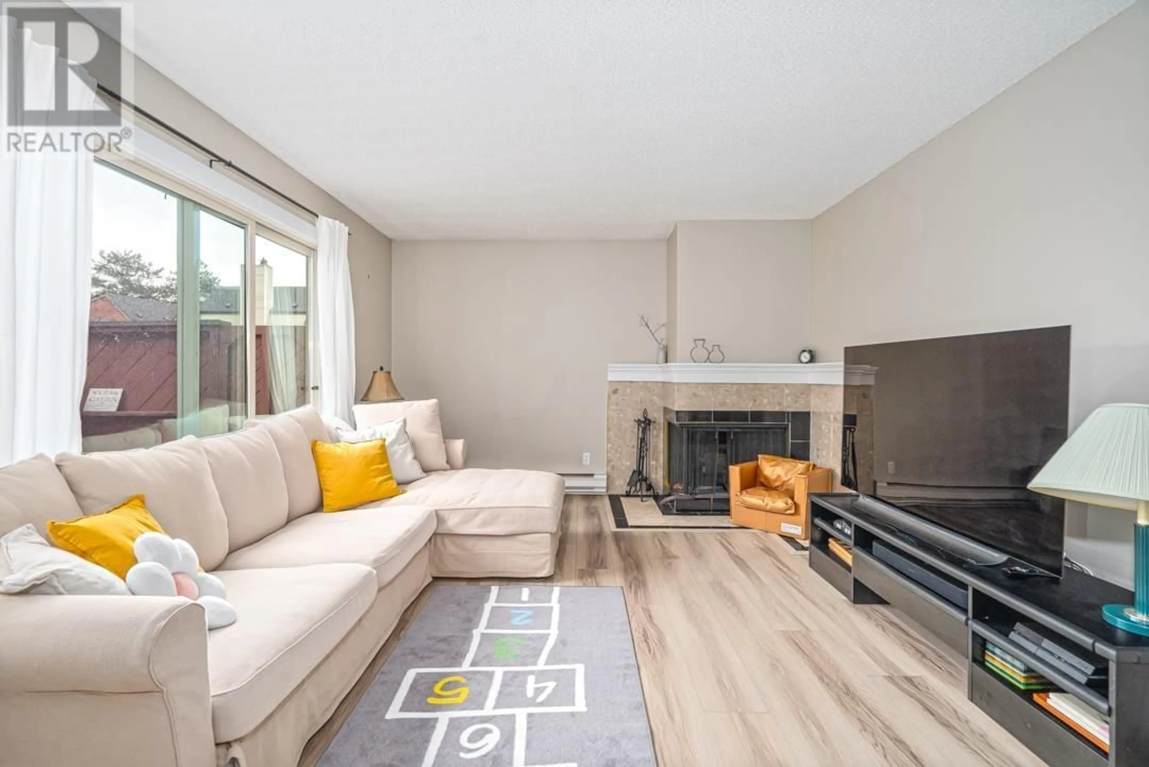 Living room with furniture, wood/laminate floor for 109 5421 10 AVENUE, Delta British Columbia V4M3T9