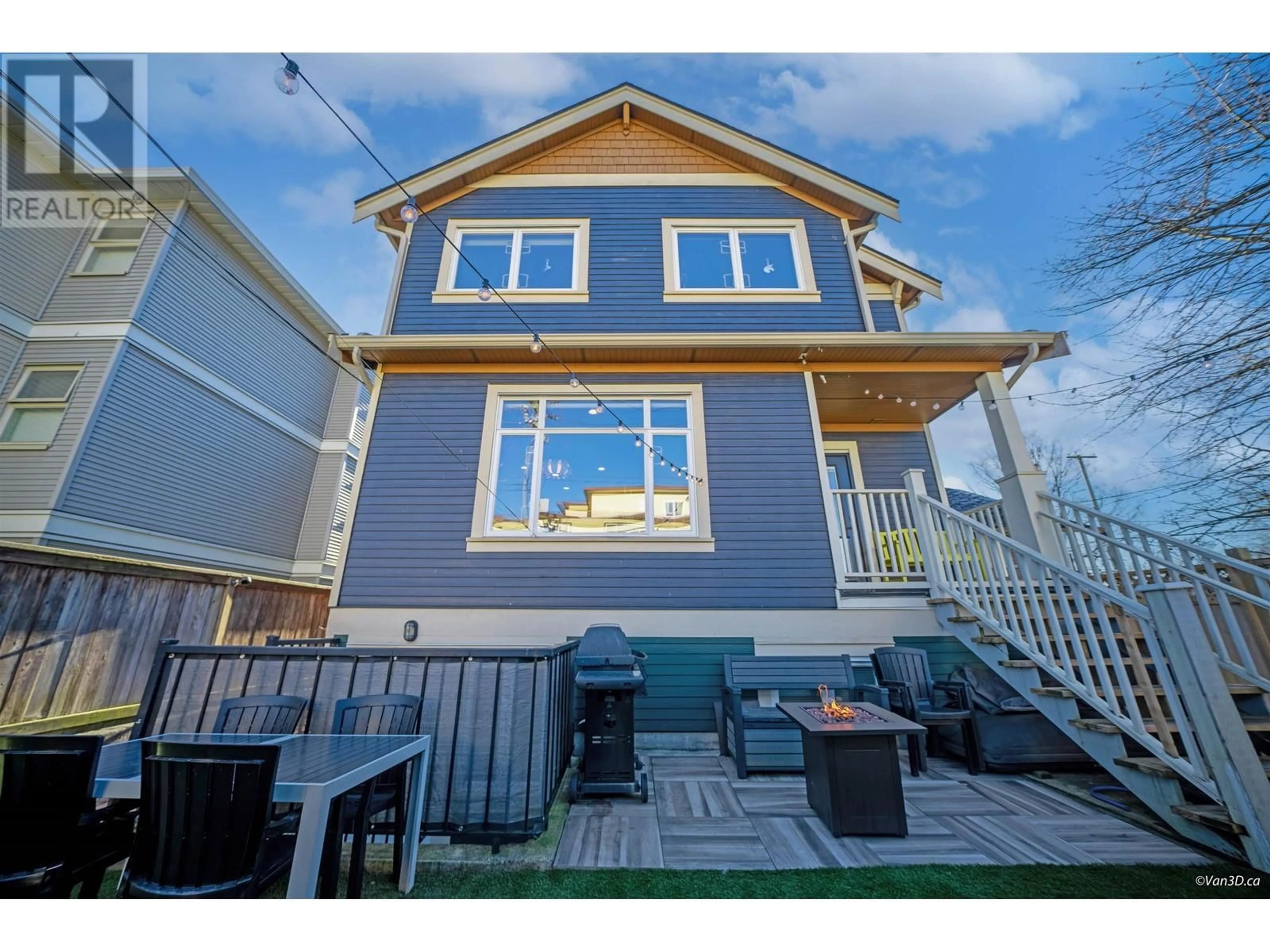 Home with vinyl exterior material, street for 1609 FRANCES STREET, Vancouver British Columbia V5L1Z3