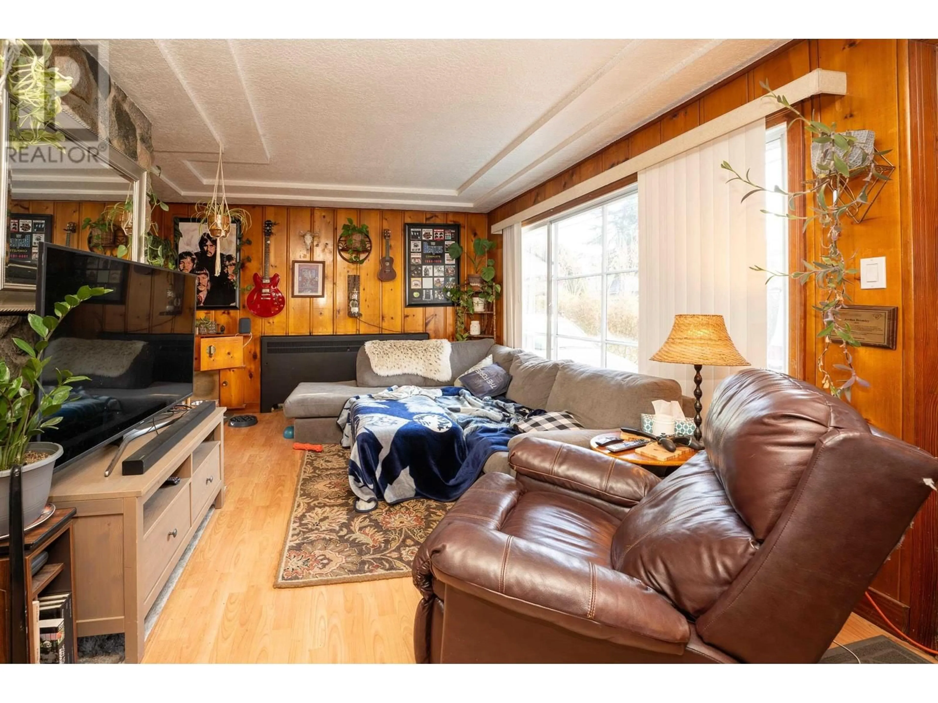 Living room with furniture, wood/laminate floor for 7323 10 AVENUE, Burnaby British Columbia V3N2R8