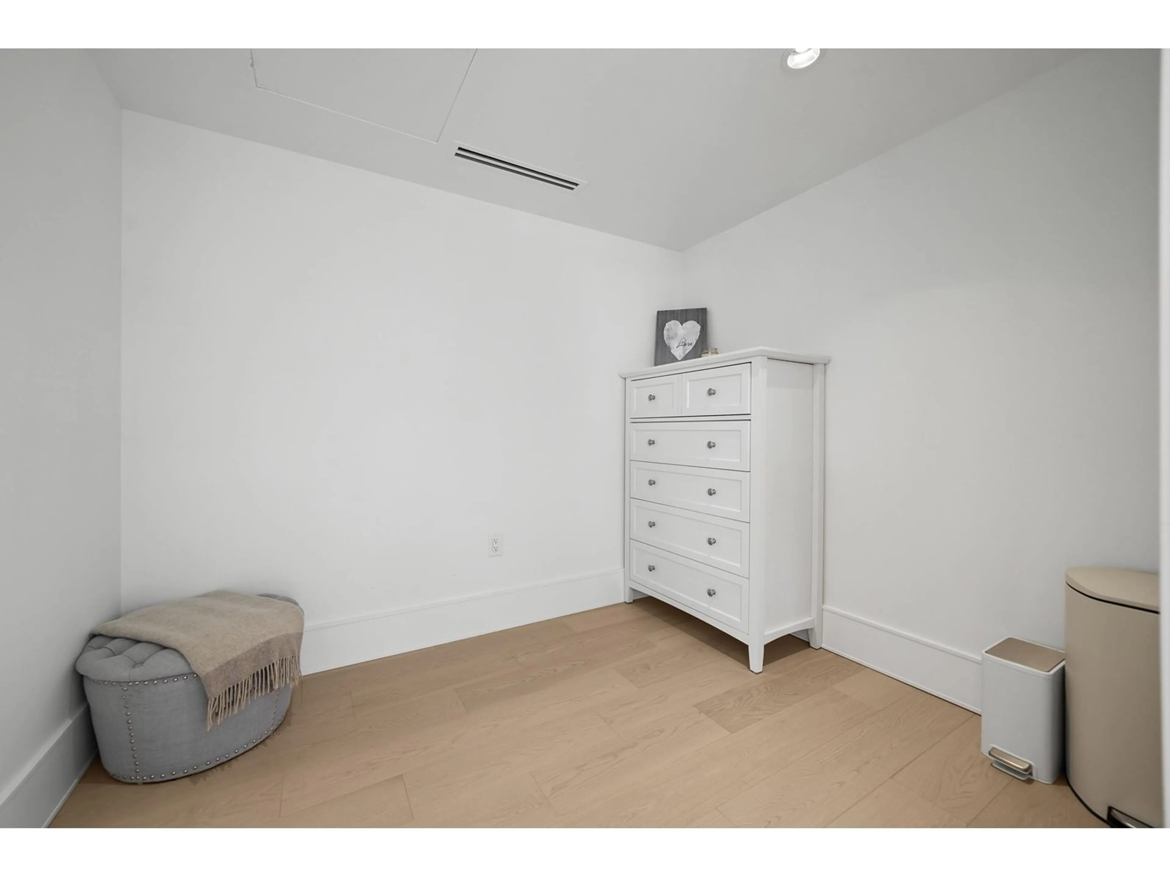 A pic of a room for 1604 1500 MARTIN STREET, White Rock British Columbia V4B0C2