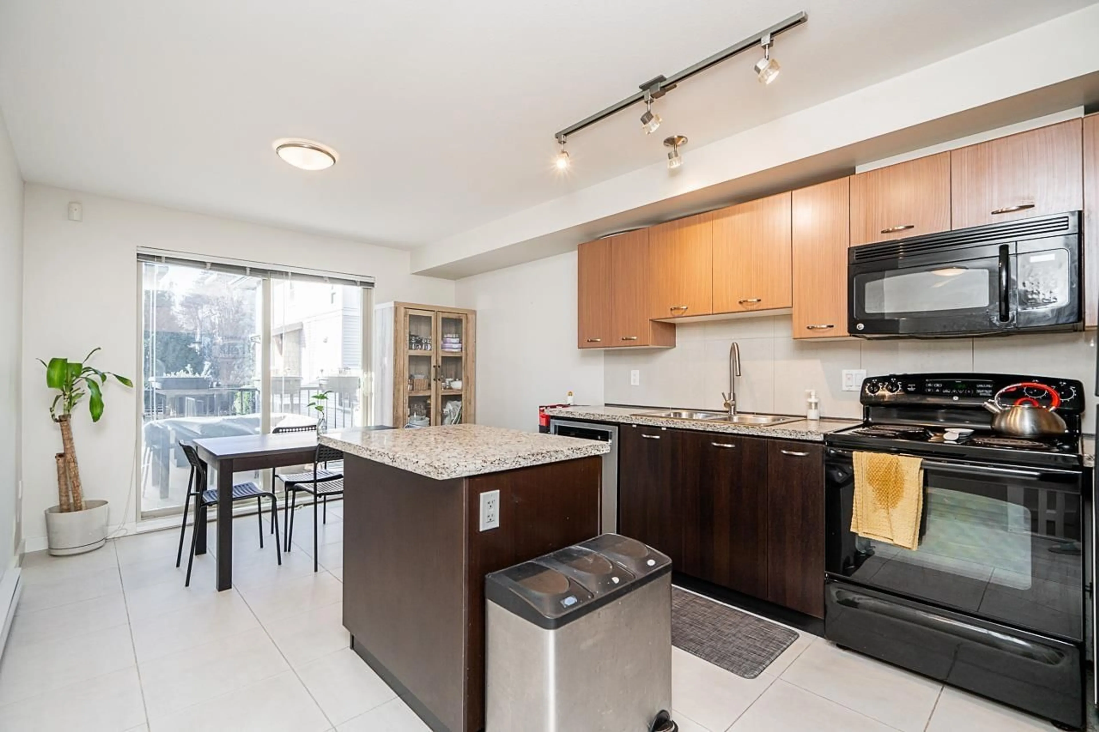 Standard kitchen, unknown for 75 6671 121 STREET, Surrey British Columbia V3W1T9