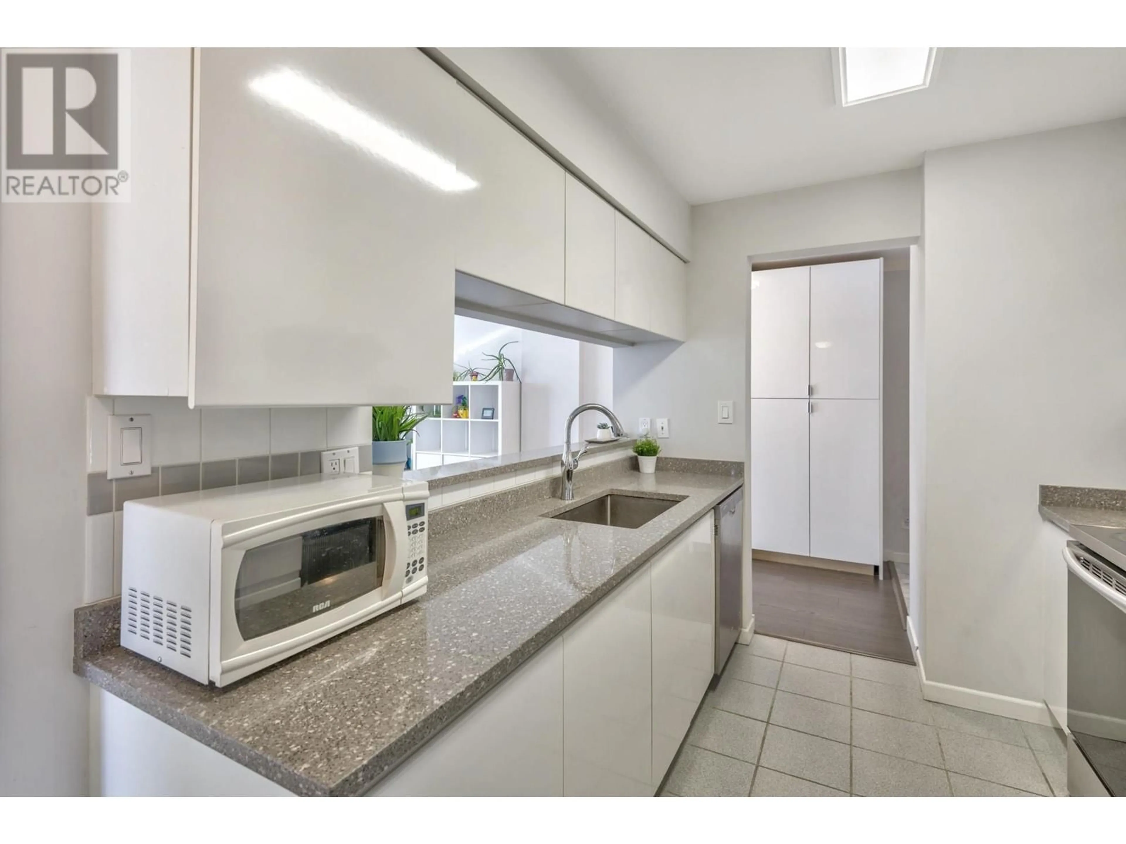 Standard kitchen, unknown for 708 9633 MANCHESTER DRIVE, Burnaby British Columbia V3N4Y9