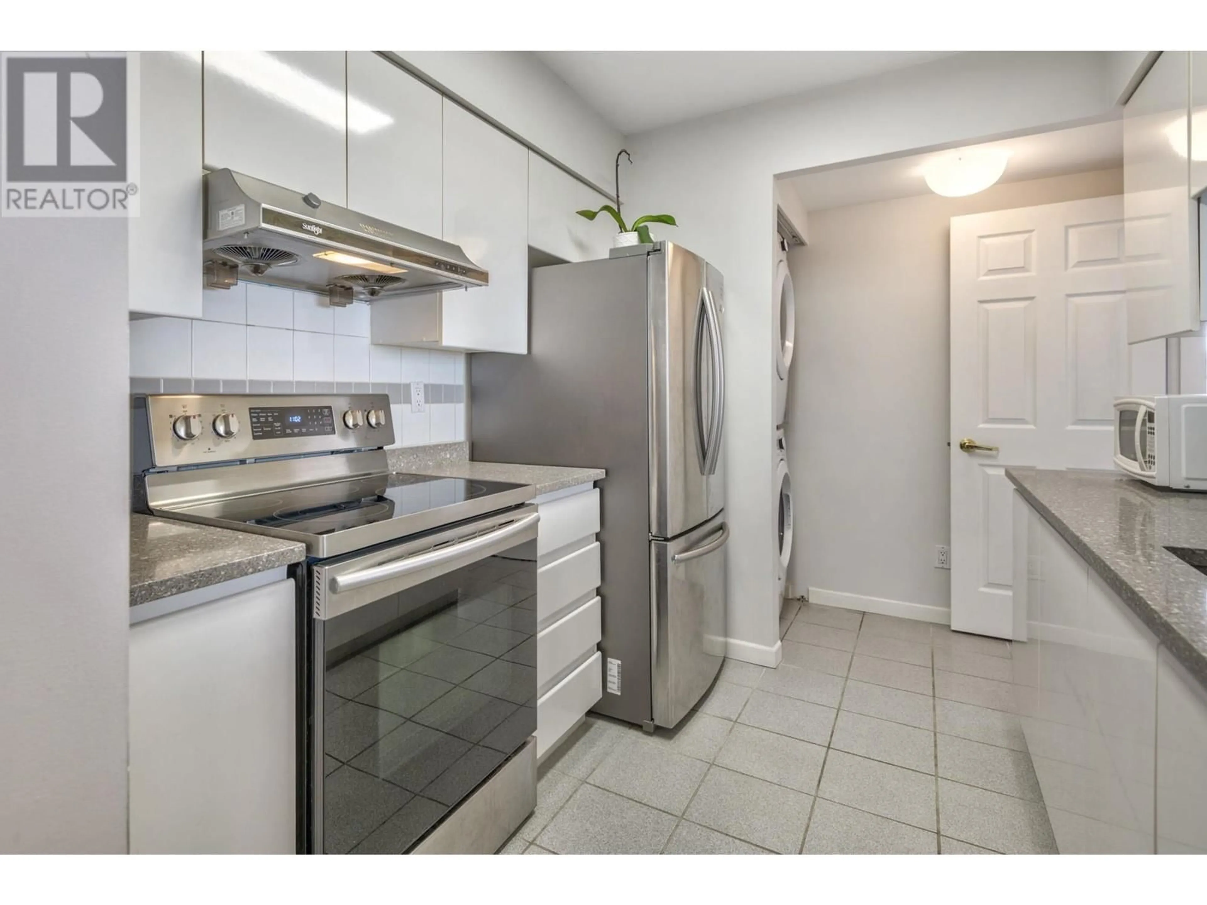 Standard kitchen, unknown for 708 9633 MANCHESTER DRIVE, Burnaby British Columbia V3N4Y9