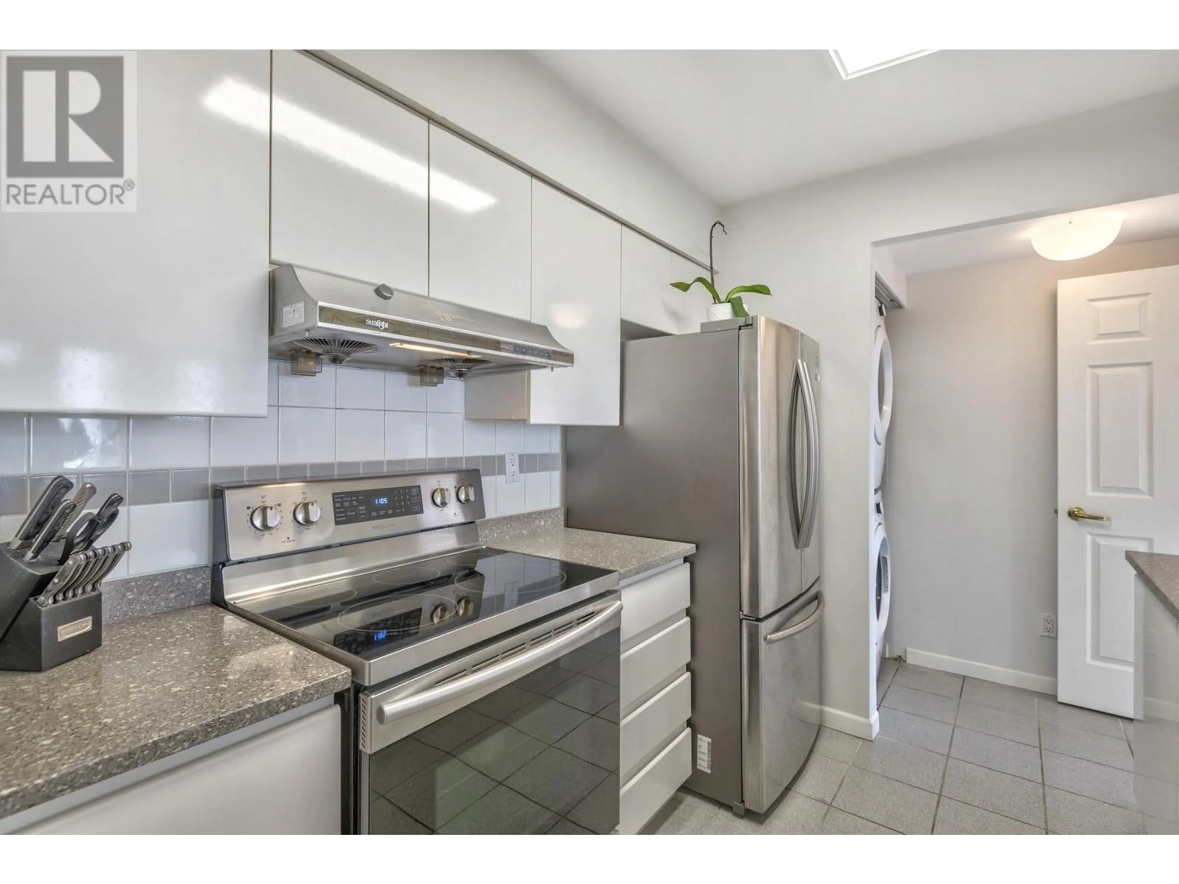 Standard kitchen, ceramic/tile floor for 708 9633 MANCHESTER DRIVE, Burnaby British Columbia V3N4Y9