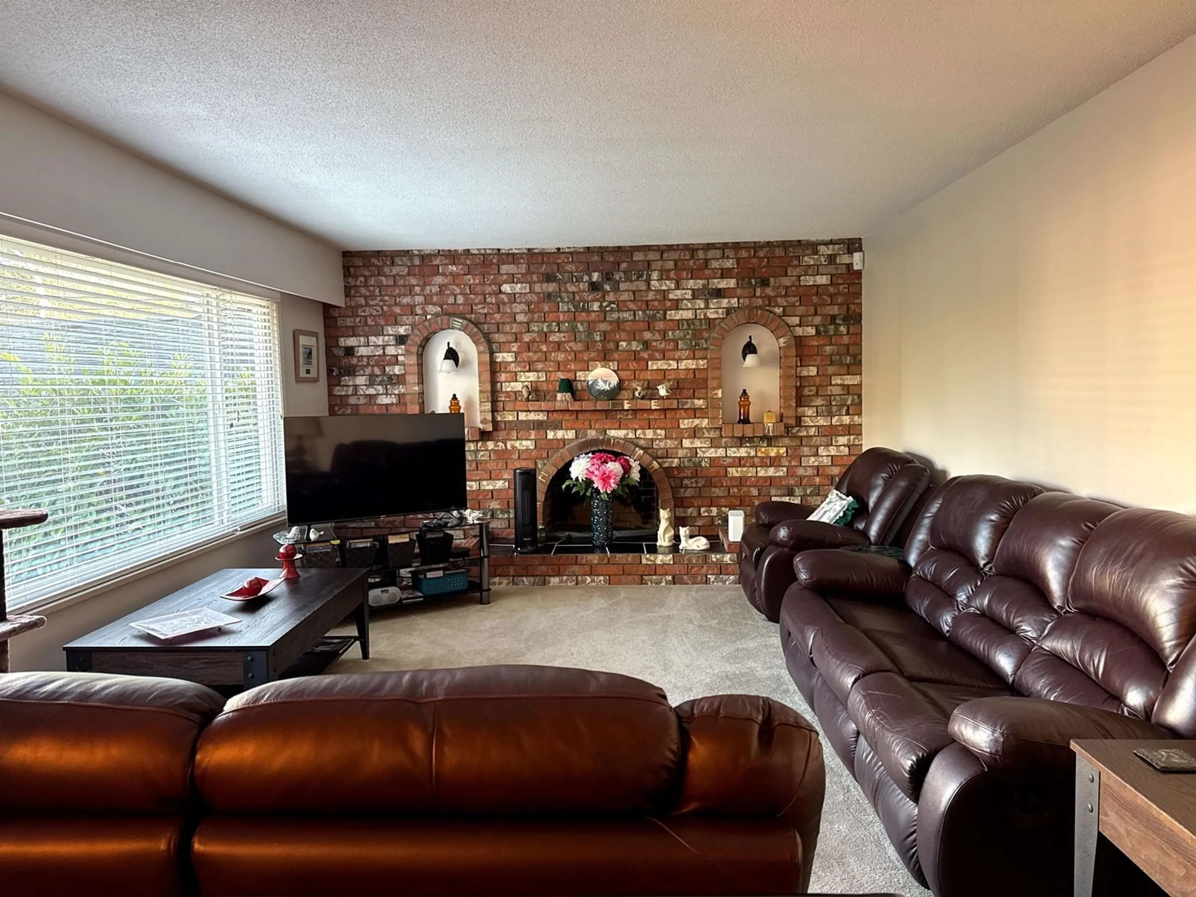 Living room with furniture, unknown for 4545 208 STREET, Langley British Columbia V3A2H7