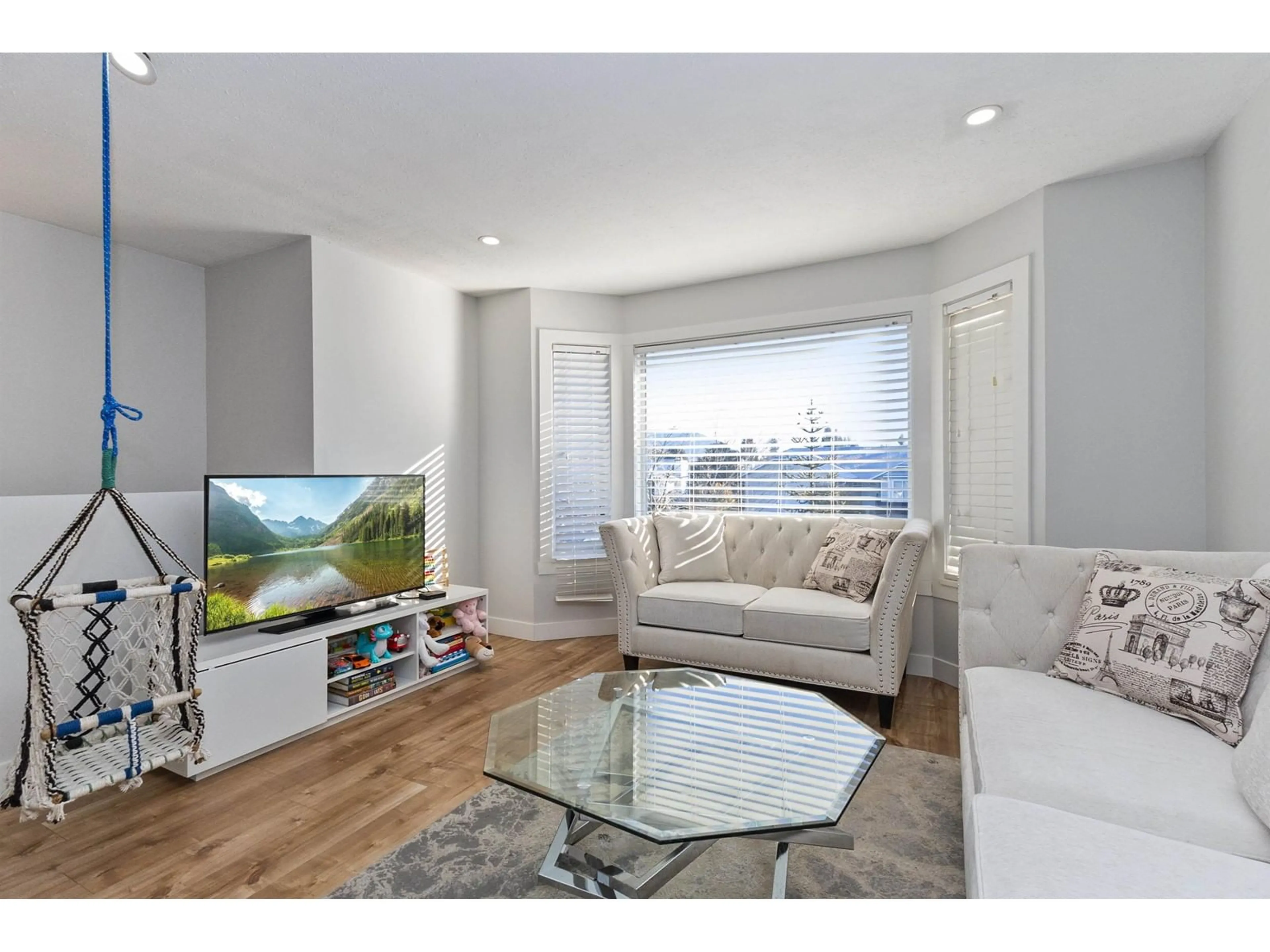 Living room with furniture, wood/laminate floor for 8221 MILLER, Mission British Columbia V2V6H7