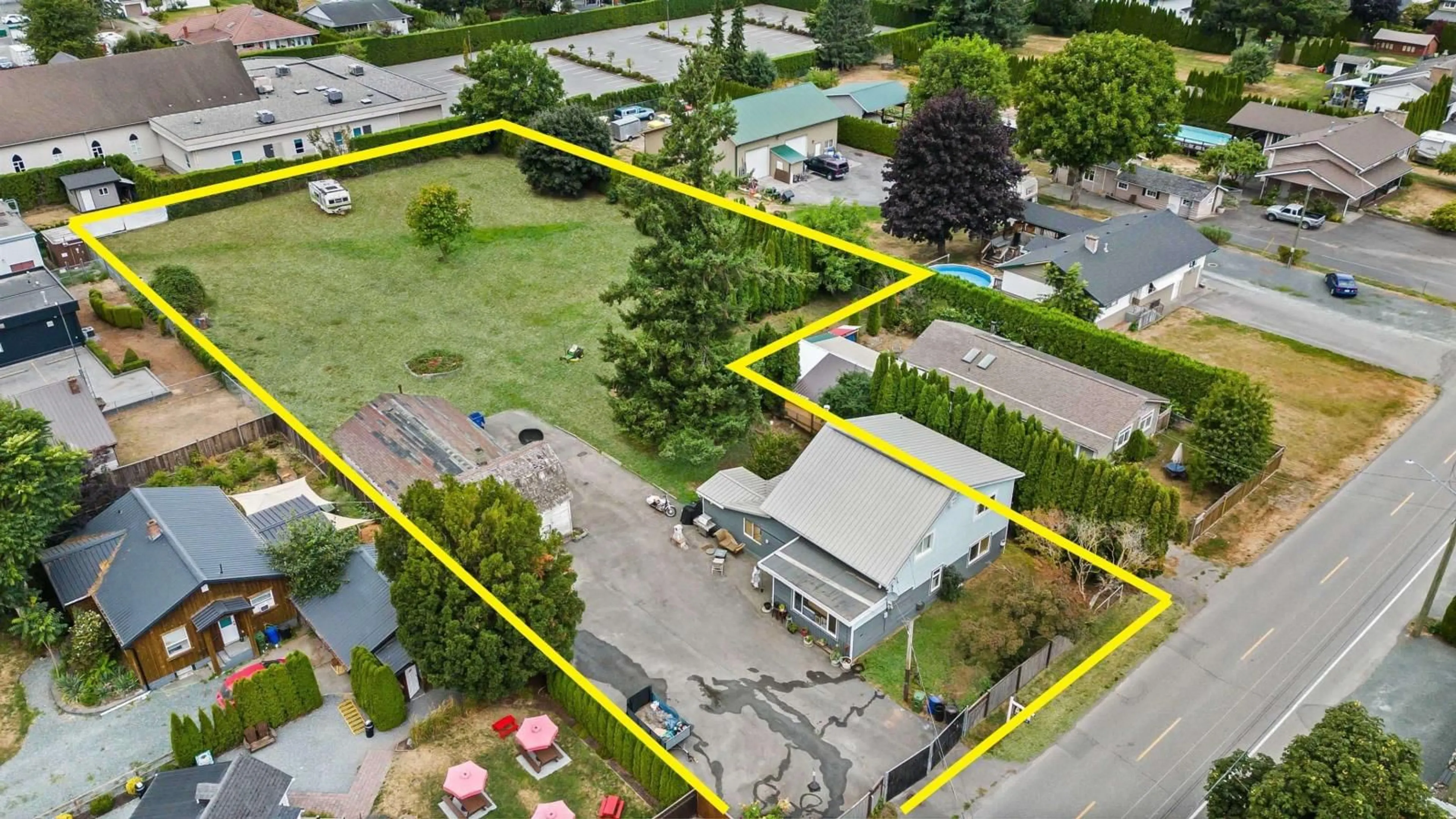 A pic from outside/outdoor area/front of a property/back of a property/a pic from drone, building for 4421 COMMUNITY STREET|Yarrow, Yarrow British Columbia V2R5C9