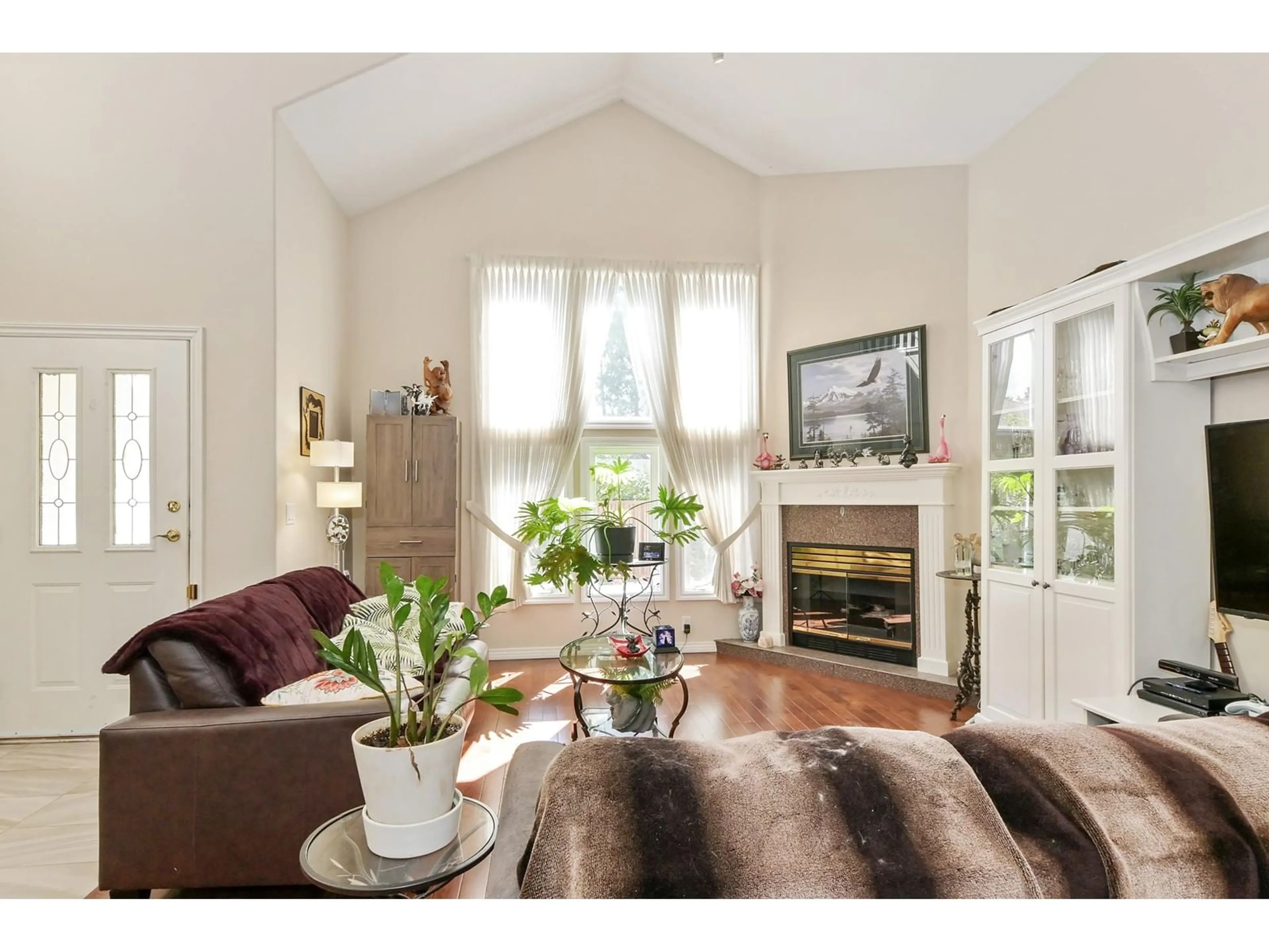 Living room with furniture, wood/laminate floor for 7 - 13911 16, Surrey British Columbia V4A1P8