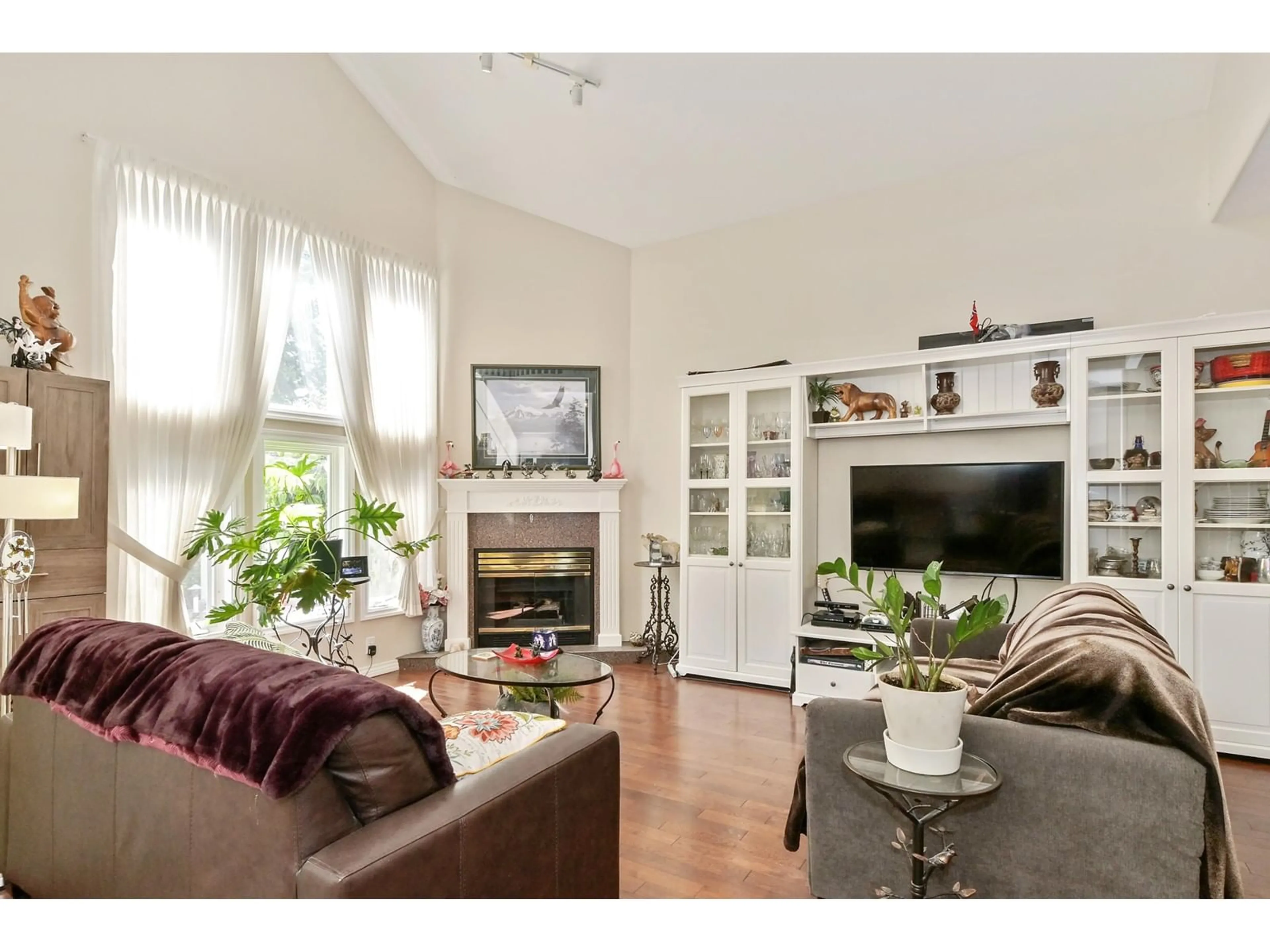 Living room with furniture, wood/laminate floor for 7 - 13911 16, Surrey British Columbia V4A1P8