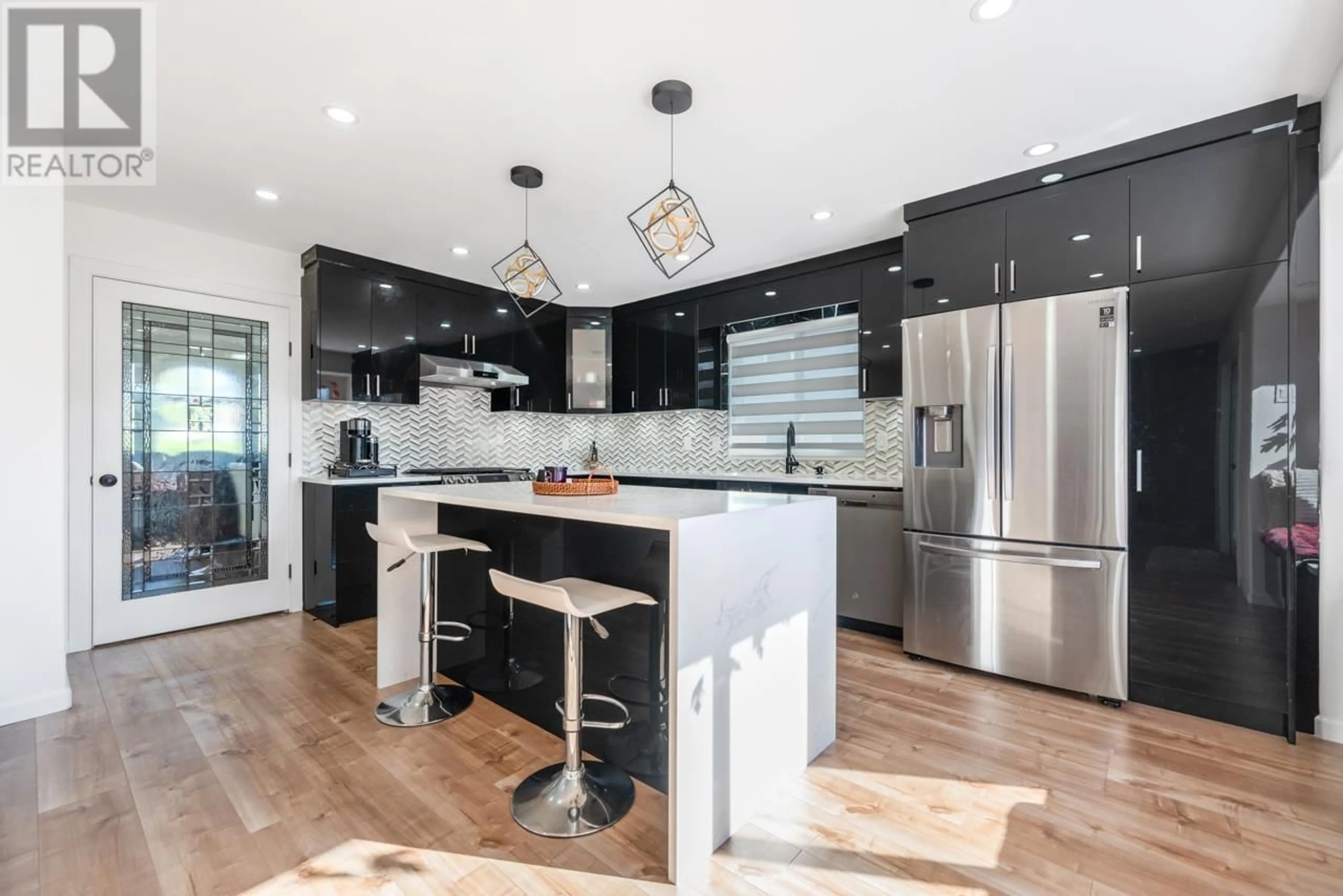 Contemporary kitchen, unknown for 24910 DEWDNEY TRUNK ROAD, Maple Ridge British Columbia V4R2E3