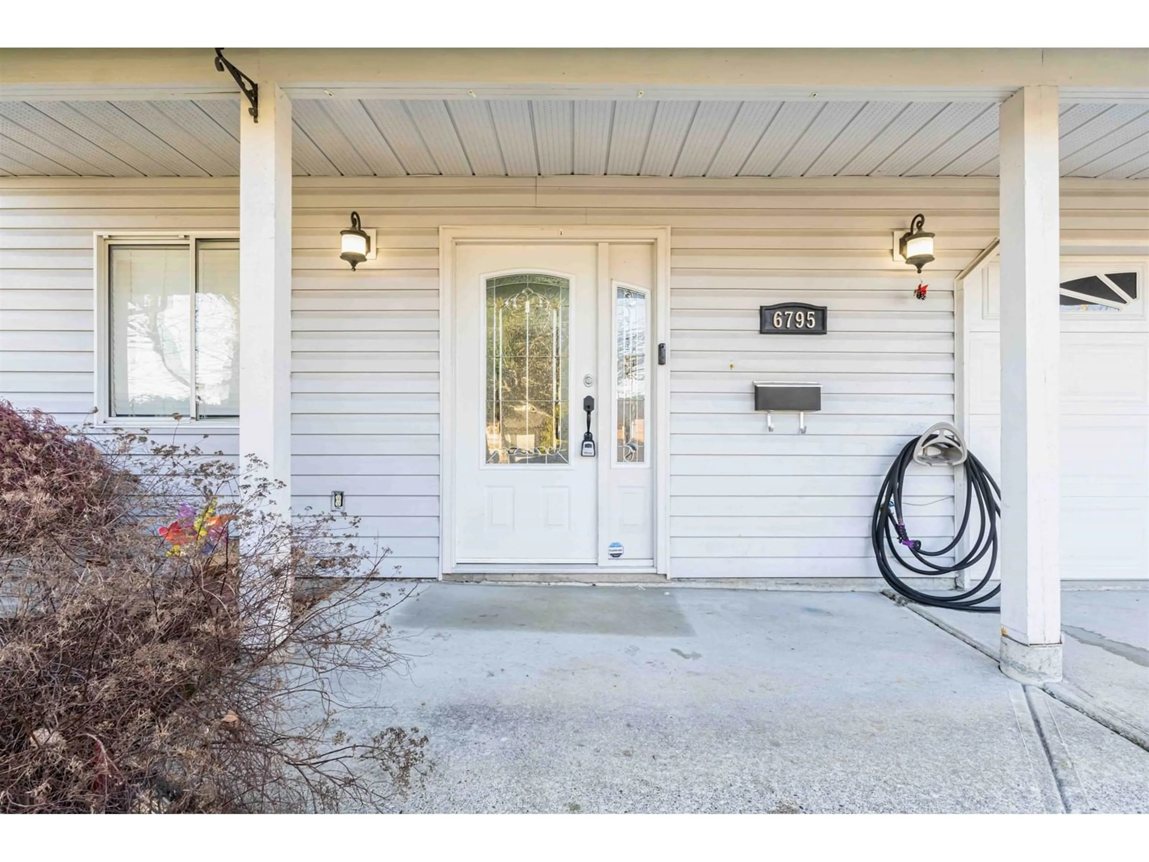 Indoor entryway for 6795 197 STREET, Langley British Columbia V2Y1G8