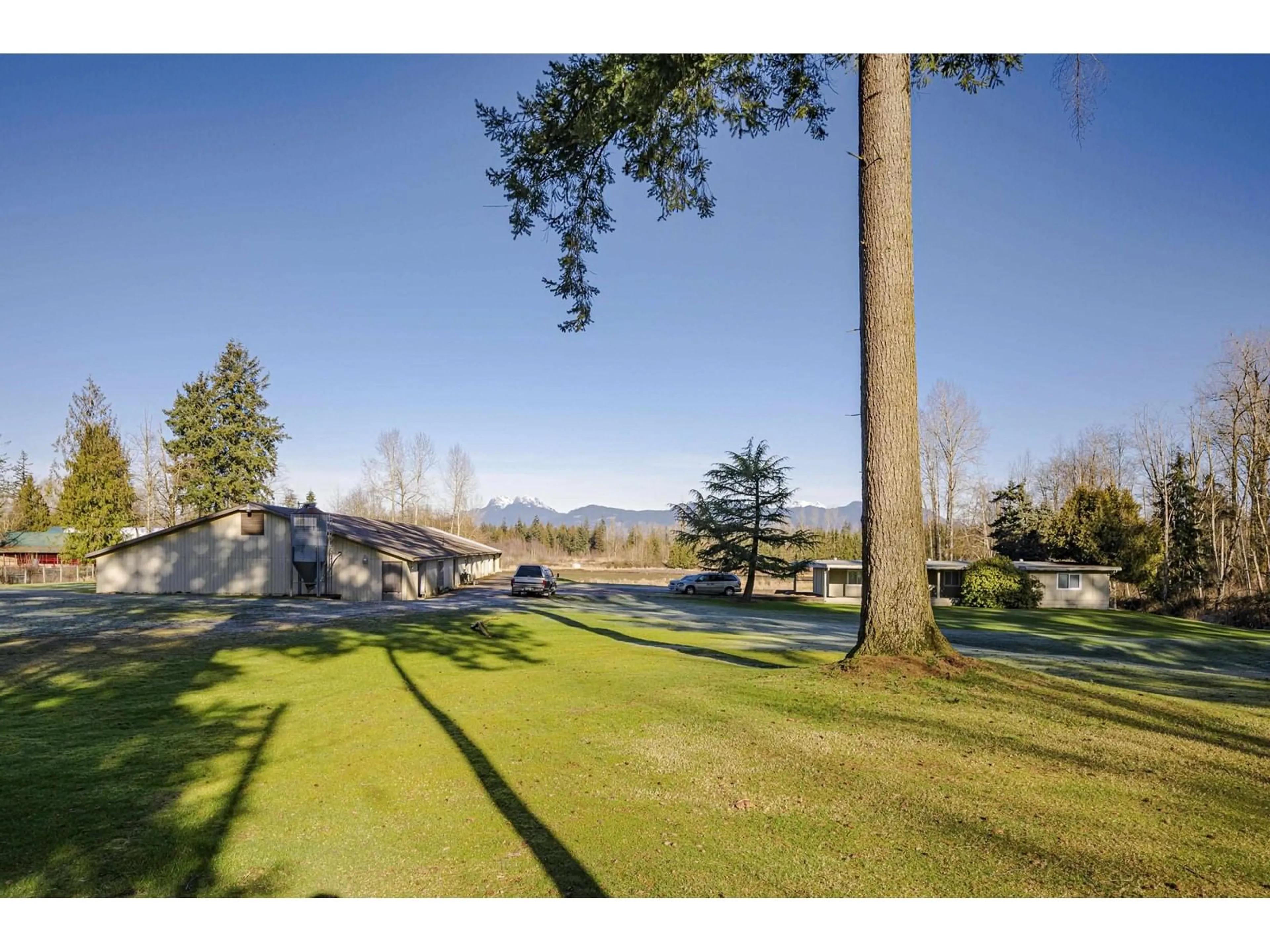 A pic from outside/outdoor area/front of a property/back of a property/a pic from drone, mountain view for 27071 64, Langley British Columbia V4W1R1