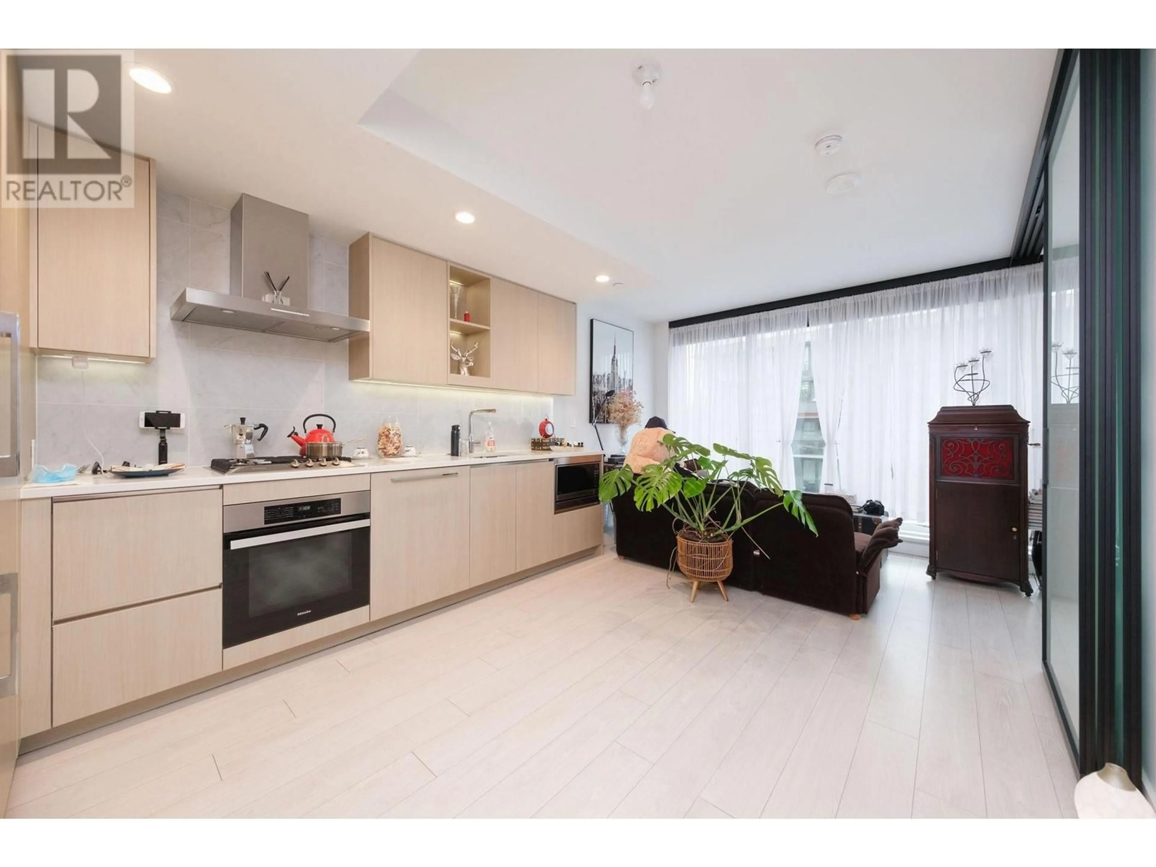 Open concept kitchen, ceramic/tile floor for 905 - 1768 COOK STREET, Vancouver British Columbia V5Y0N3