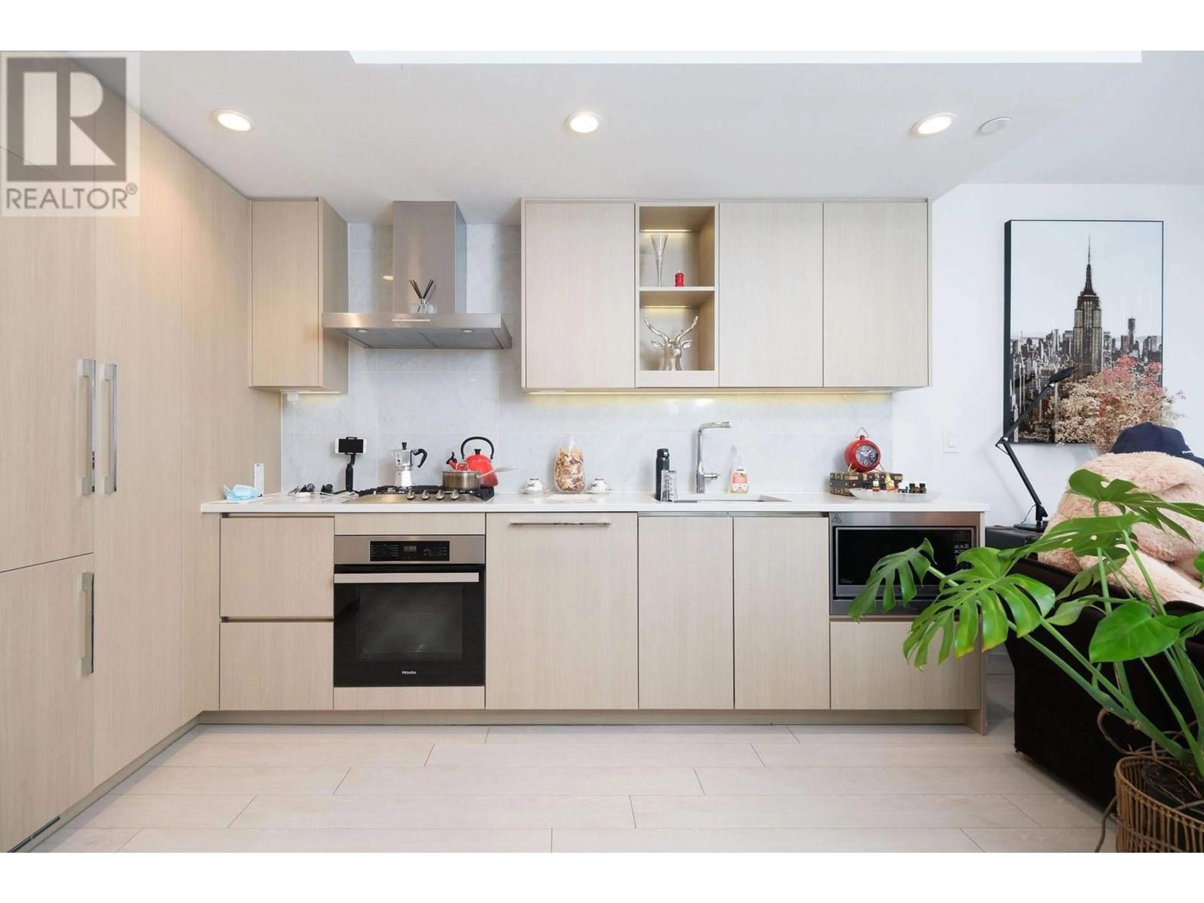 Standard kitchen, unknown for 905 - 1768 COOK STREET, Vancouver British Columbia V5Y0N3