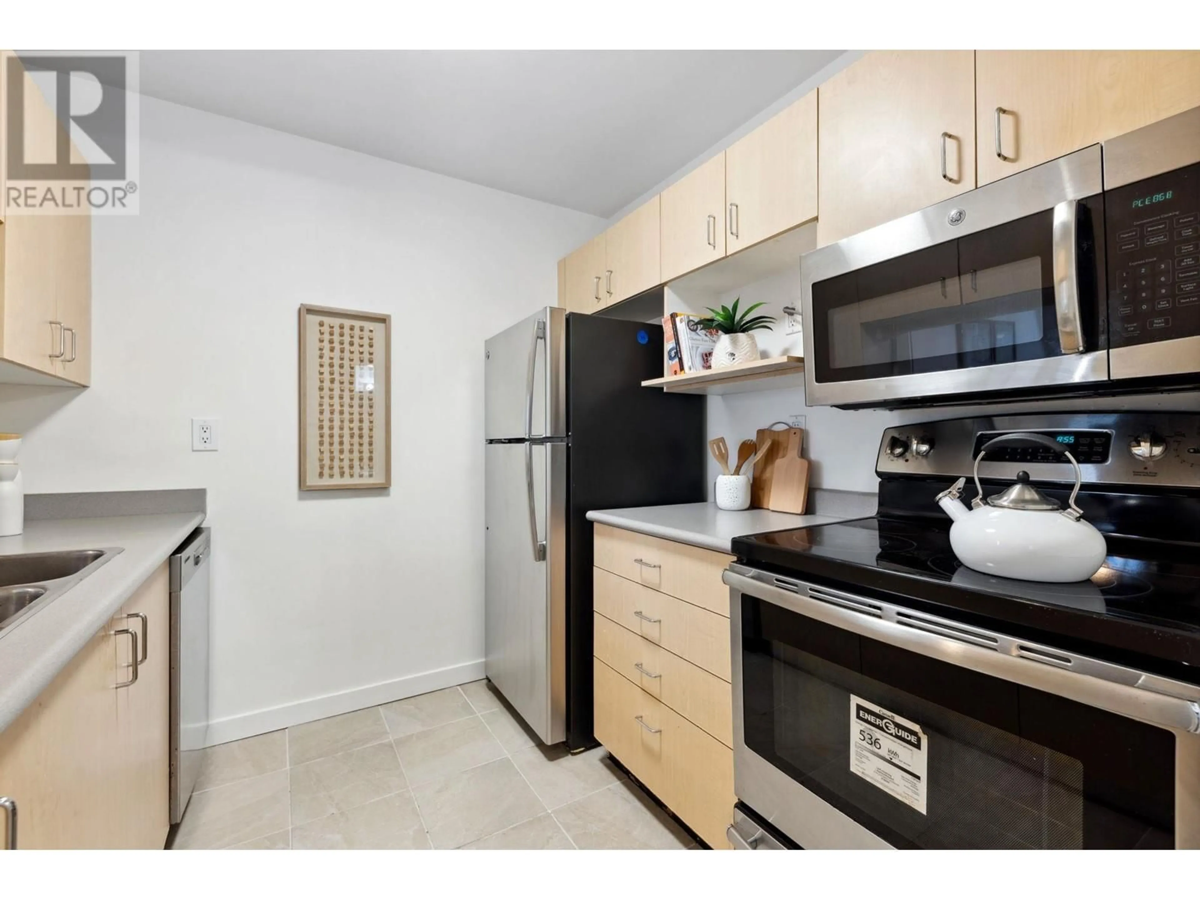 Standard kitchen, unknown for 814 1010 HOWE STREET, Vancouver British Columbia V6Z1P5