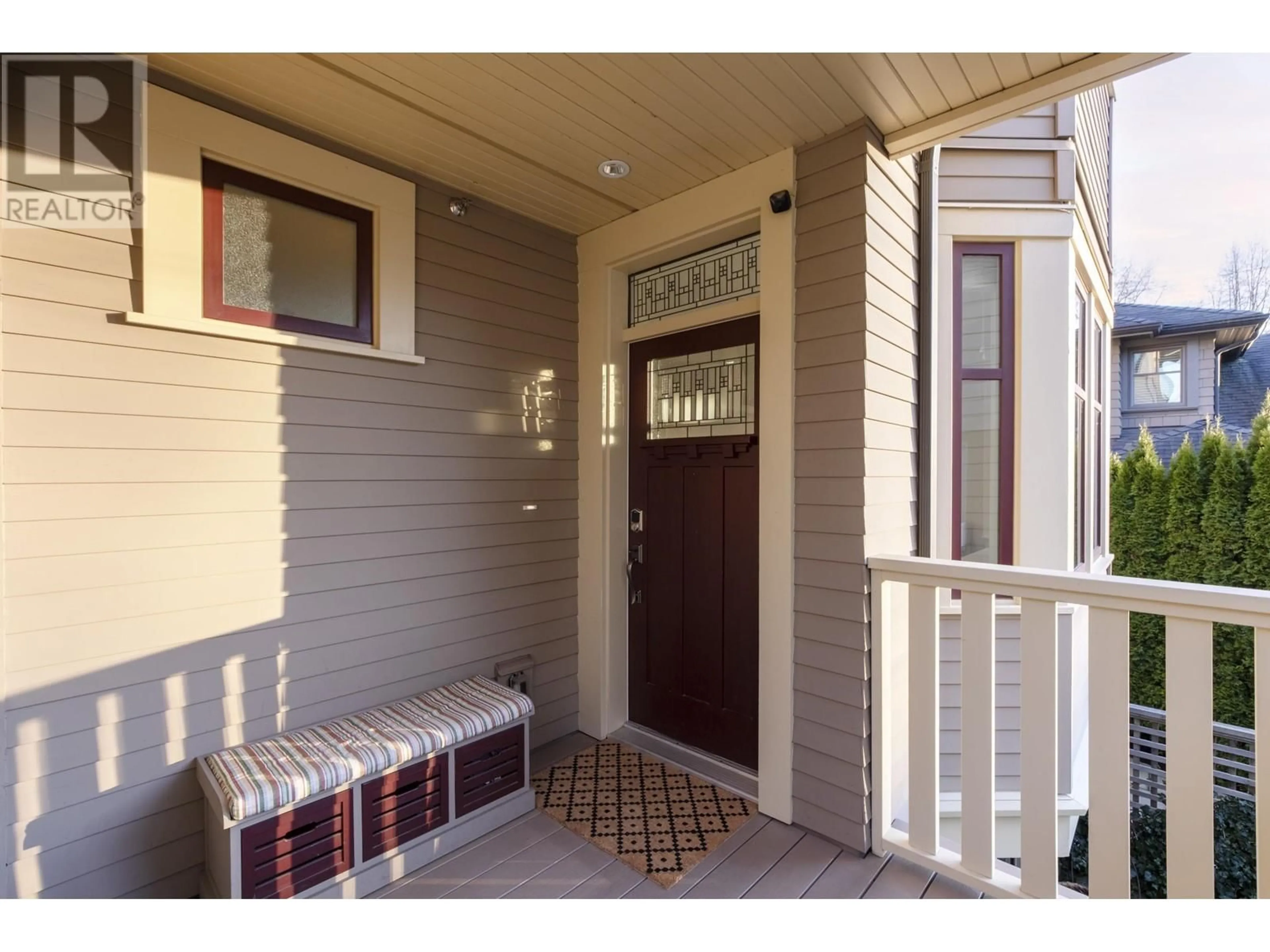 Indoor entryway for 334 W 14TH AVENUE, Vancouver British Columbia V5Y1X4