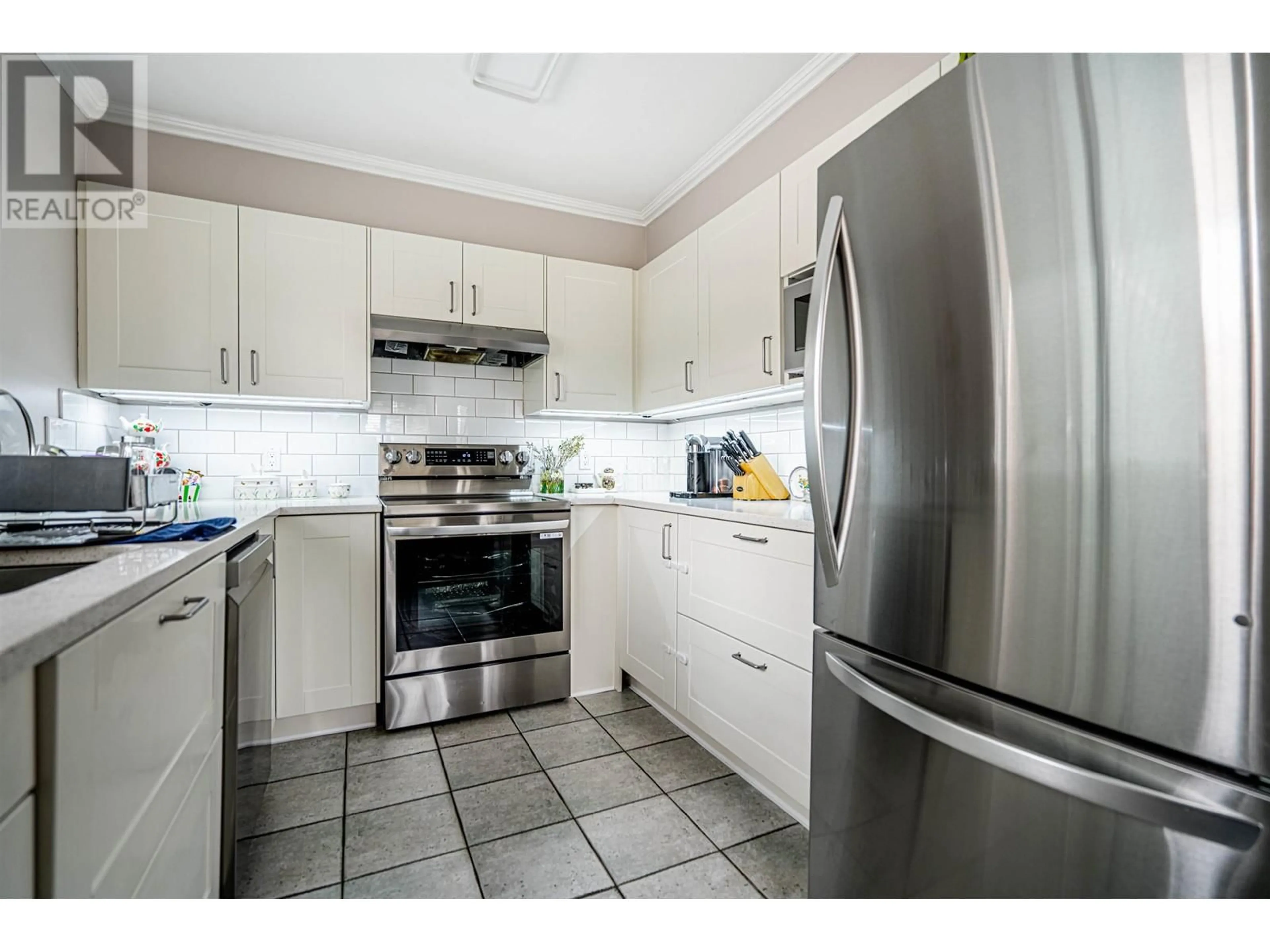 Standard kitchen, unknown for P02 - 223 MOUNTAIN HIGHWAY, North Vancouver British Columbia V7J3V3