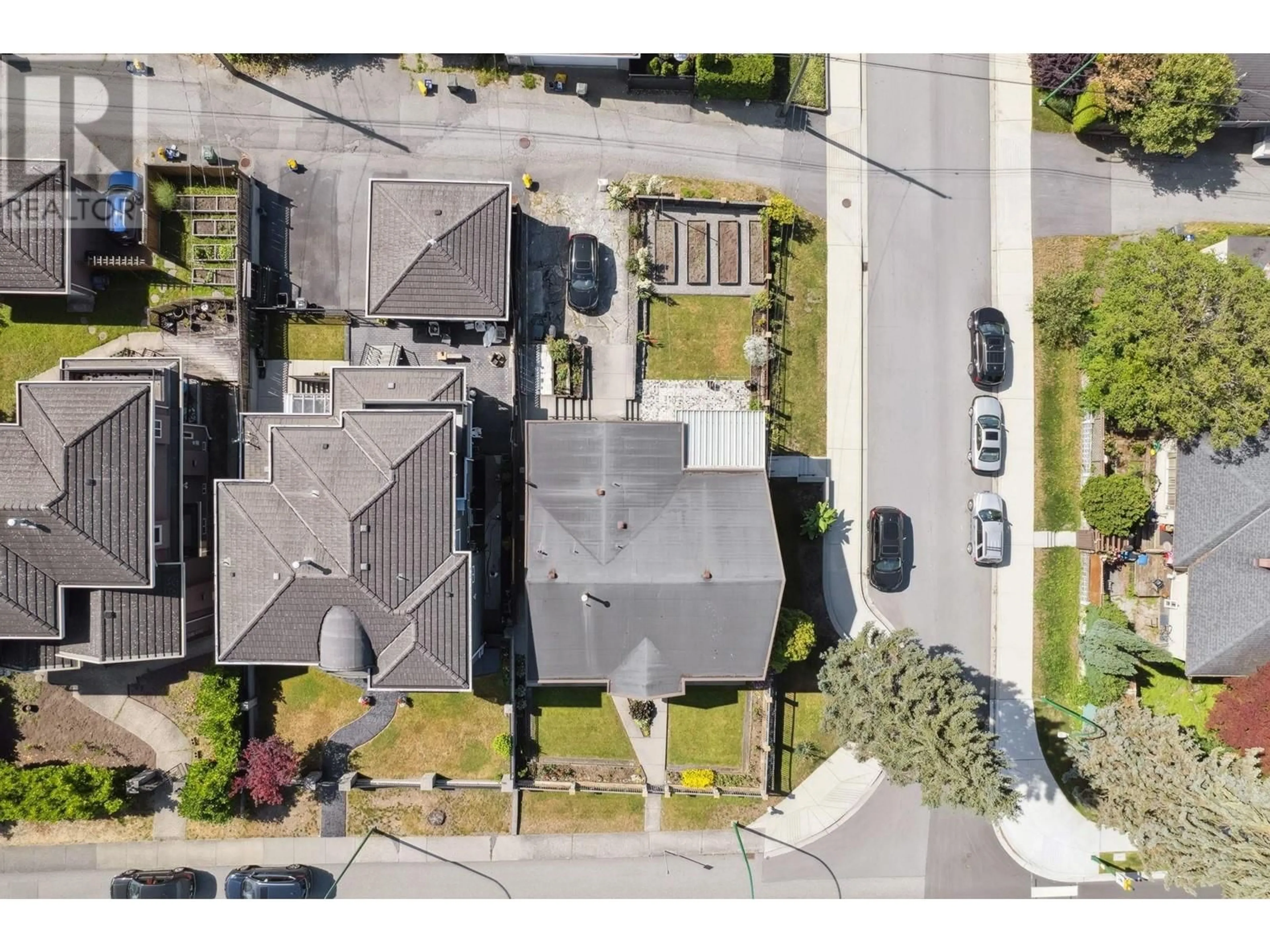 A pic from outside/outdoor area/front of a property/back of a property/a pic from drone, street for 4004 PARKER STREET, Burnaby British Columbia V5C3B9